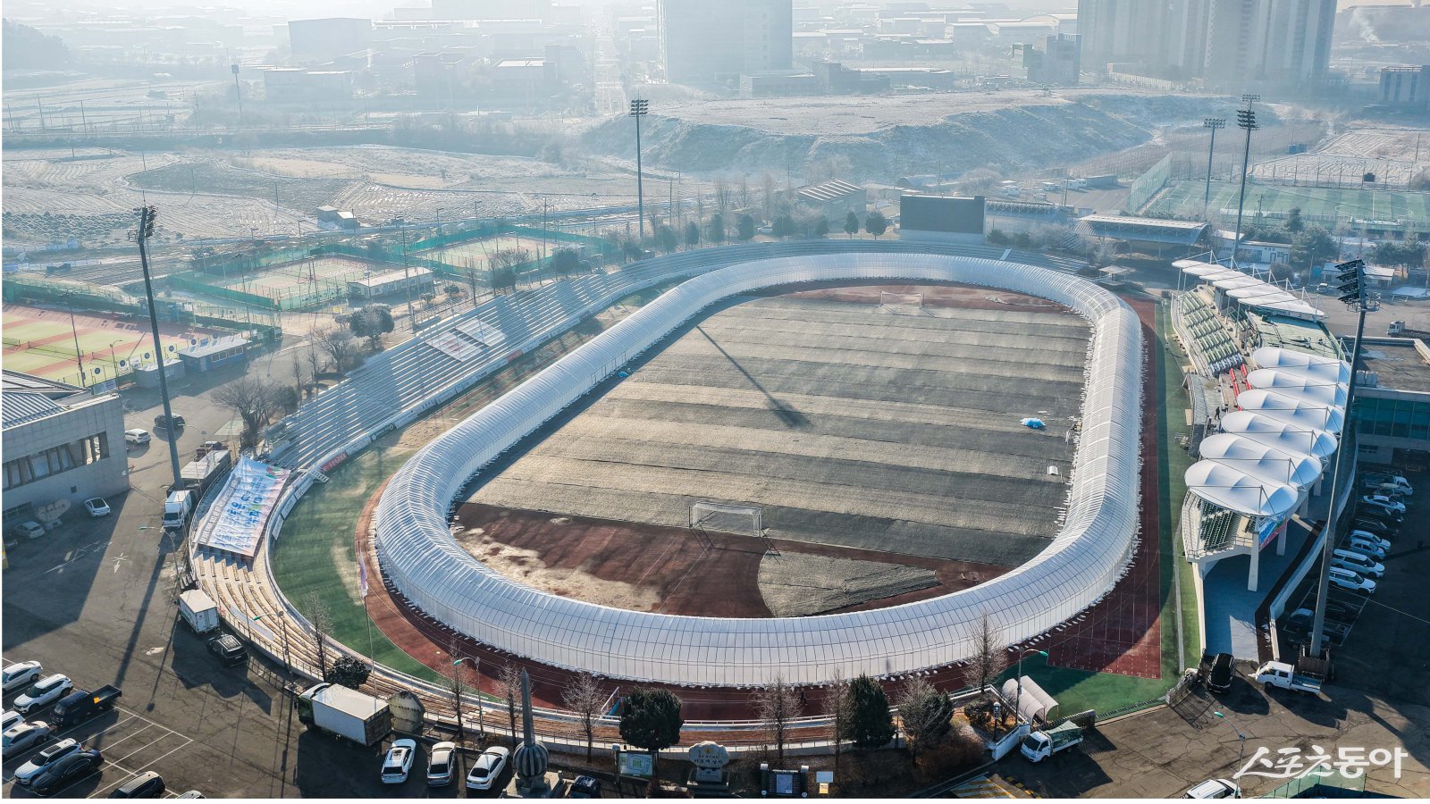 포천시 종합운동장에 동계맞춤형 육상트랙 개장. 사진제공ㅣ포천시 