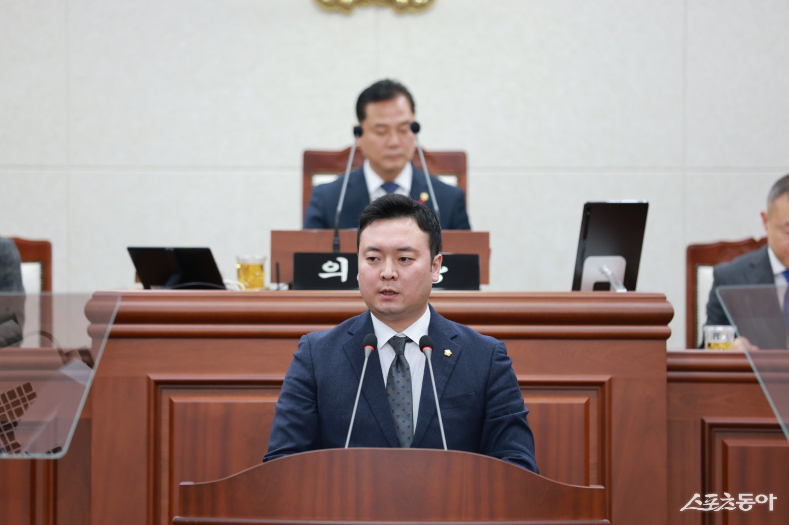 김봉성 의원이 15일 제306회 임시회 제1차 본회의에서 ‘RE100 산업단지 특별법 신속 제정 촉구 건의안’을 발의하고 있다. 사진제공=무안군의회