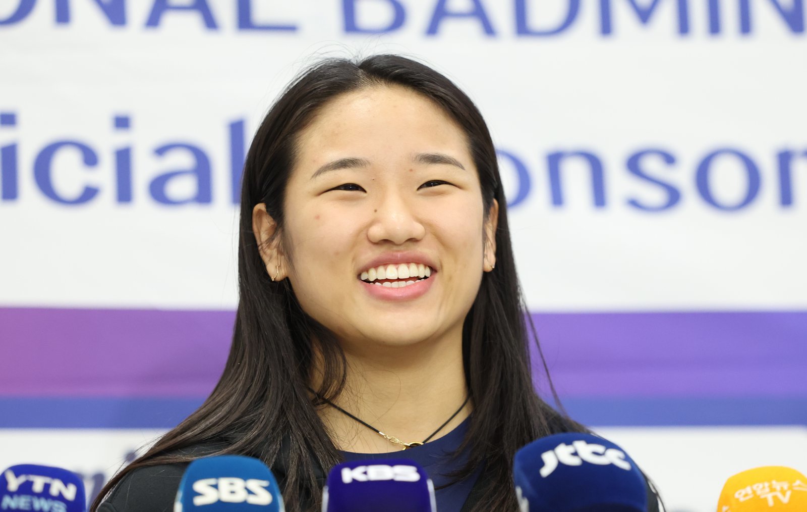 안세영은 17일부터 중국 항저우에서 열릴 BWF 월드투어 파이널스 2025에서 우승하면 단일 시즌 최다승 타이 기록(11승) 외에도 단일 시즌 최고 승률(92.75%)과 대회 최연소 우승 타이틀 수성(19세10개월)을 이뤄낼 수 있다. 사진은 지난달 프랑스 파리서 열린 프랑스 오픈서 9승을 달성한 뒤 귀국 기자회견을 갖는 모습. 인천국제공항│뉴시스