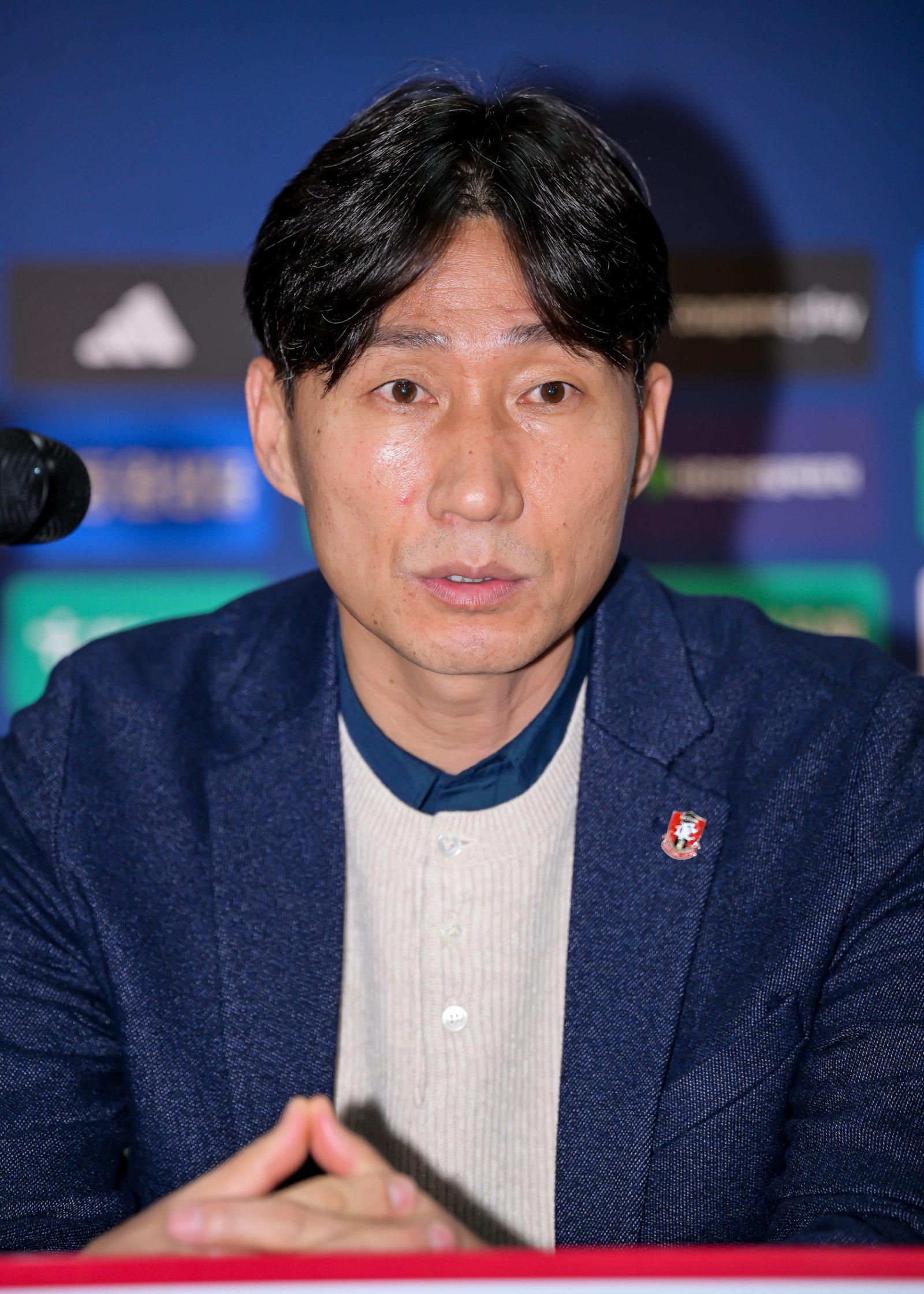 이영민 부천 감독이 15일 부천종합운동장에서 열린 K리그1 승격 기념 기자회견에서 취재진의 질문에 답하고 있다. 그는 내년 팀의 사상 첫 K리그1 무대를 앞두고 걱정이 크지만 재미와 롱런을 모두 잡겠다고 다짐했다. 사진제공│부천FC1995