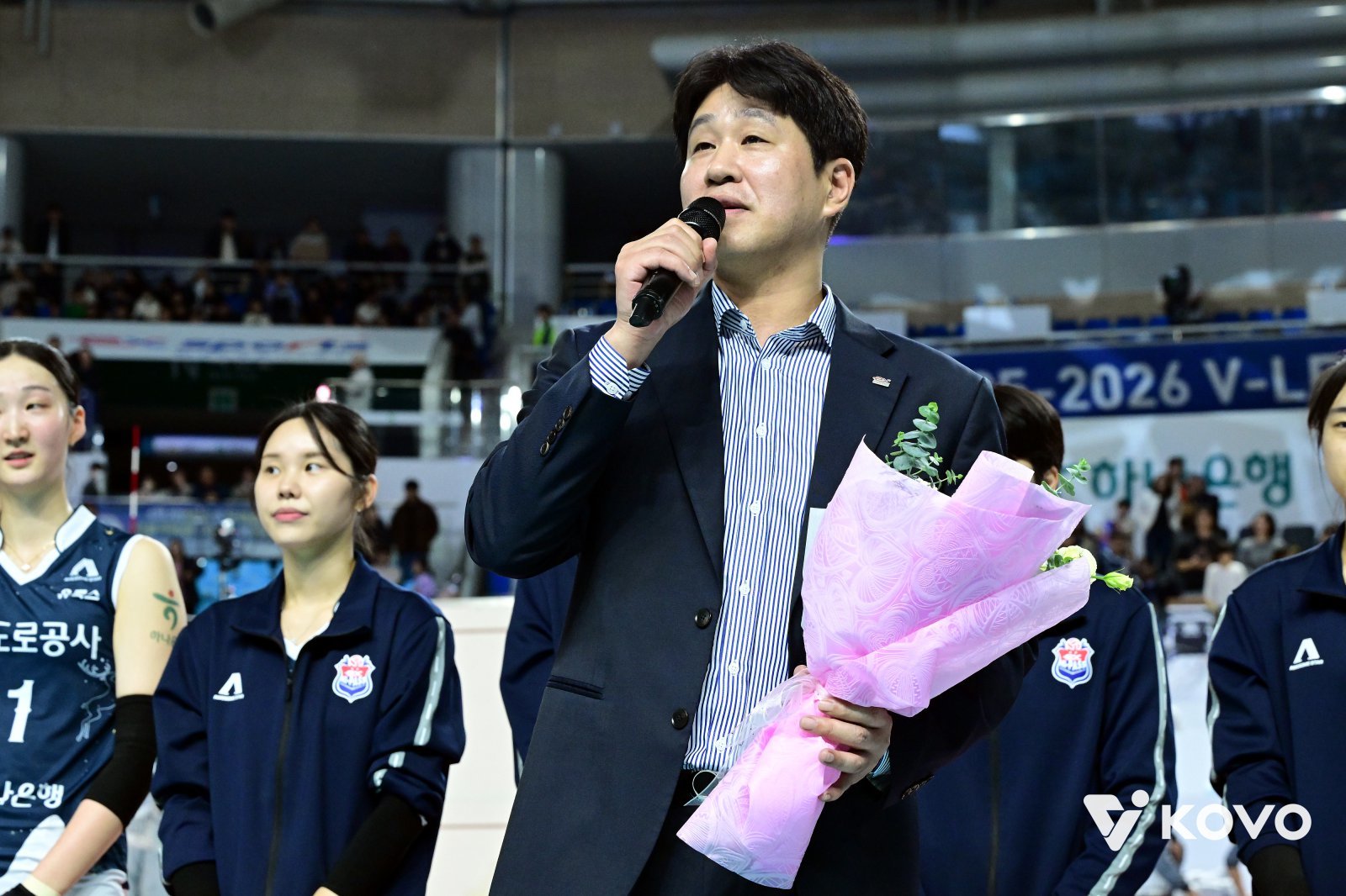 김종민 도로공사 감독이 14일 IBK기업은행과 홈경기서 3-2로 이긴 뒤 V리그 여자부 최다승인 158승을 거뒀다. 경기를 마친 뒤 열린 기념식에서 소감을 밝히는 김 감독. 사진제공|KOVO