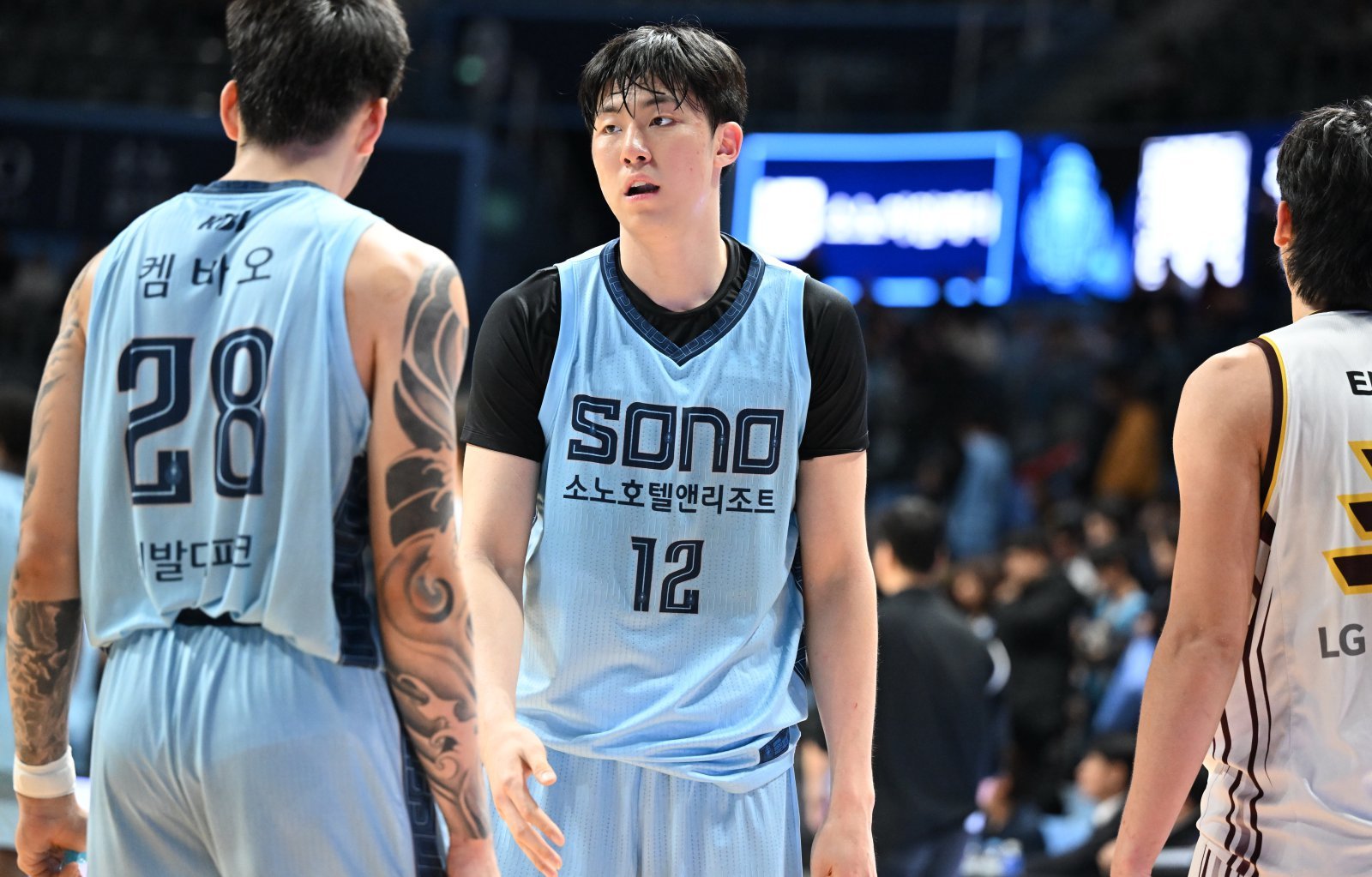 소노 강지훈(가운데)은 아버지 강을준 前 감독처럼 코트에서 인상적인 활력을 펼치고 있다. 그는 농구인 2세 타이틀을 성장의 원동력으로 삼으며 조금씩 발전하고 있다. 사진제공|KBL