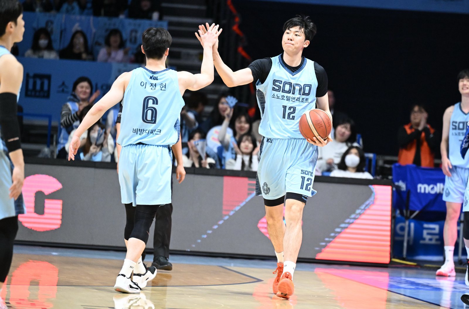 소노 강지훈(오른쪽)은 아버지 강을준 前 감독처럼 코트에서 인상적인 활력을 펼치고 있다. 그는 농구인 2세 타이틀을 성장의 원동력으로 삼으며 조금씩 발전하고 있다. 사진제공|KBL