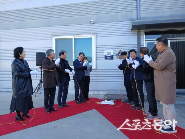 경상북도가 경주에 위치한 ‘바다주이소’ 인증기업 태양수산에서 인증 현판식을 하고 있다. 사진제공 ㅣ 경북도