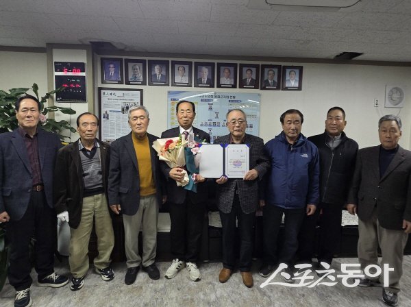 안철환 대한노인회 봉화군지회 제18대 회장이 당선증을 받고 있다. 사진제공 ㅣ 봉화군노인회