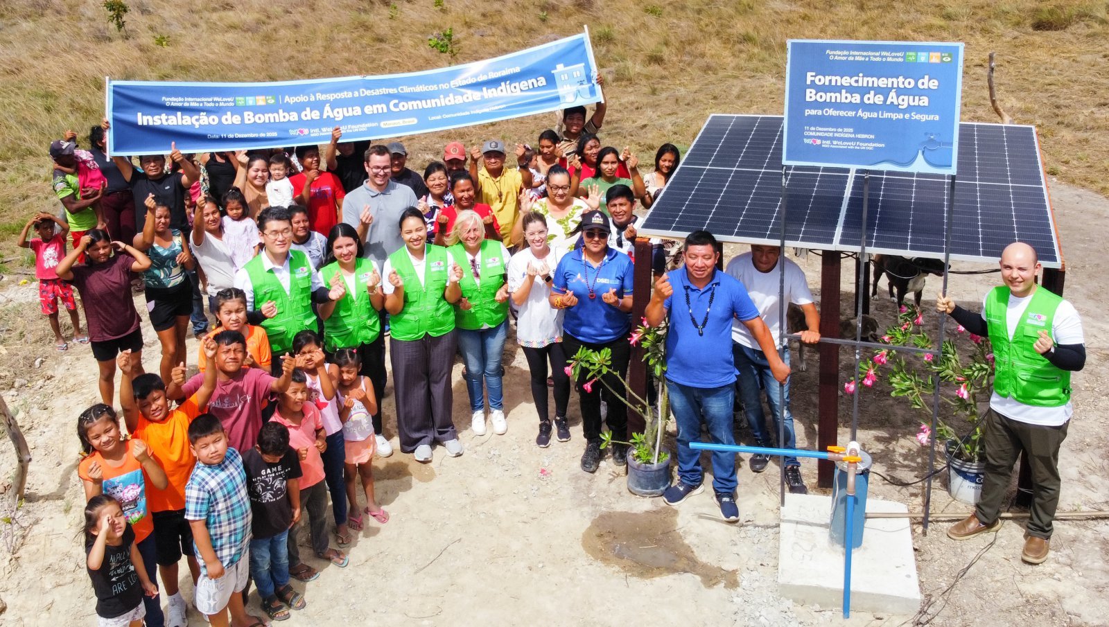 11일(현지시각) 국제위러브유가 오랜 가뭄으로 식수와 생활용수 부족에 시달리던 브라질 호라이마주 아마존 원주민마을 2곳에 물펌프를 지원했다. 사진은 에브론 마을에 설치된 물펌프·태양광 패널 앞에서 정부 관계자, 주민, 위러브유 회원 등이 기념촬영 하는 모습.