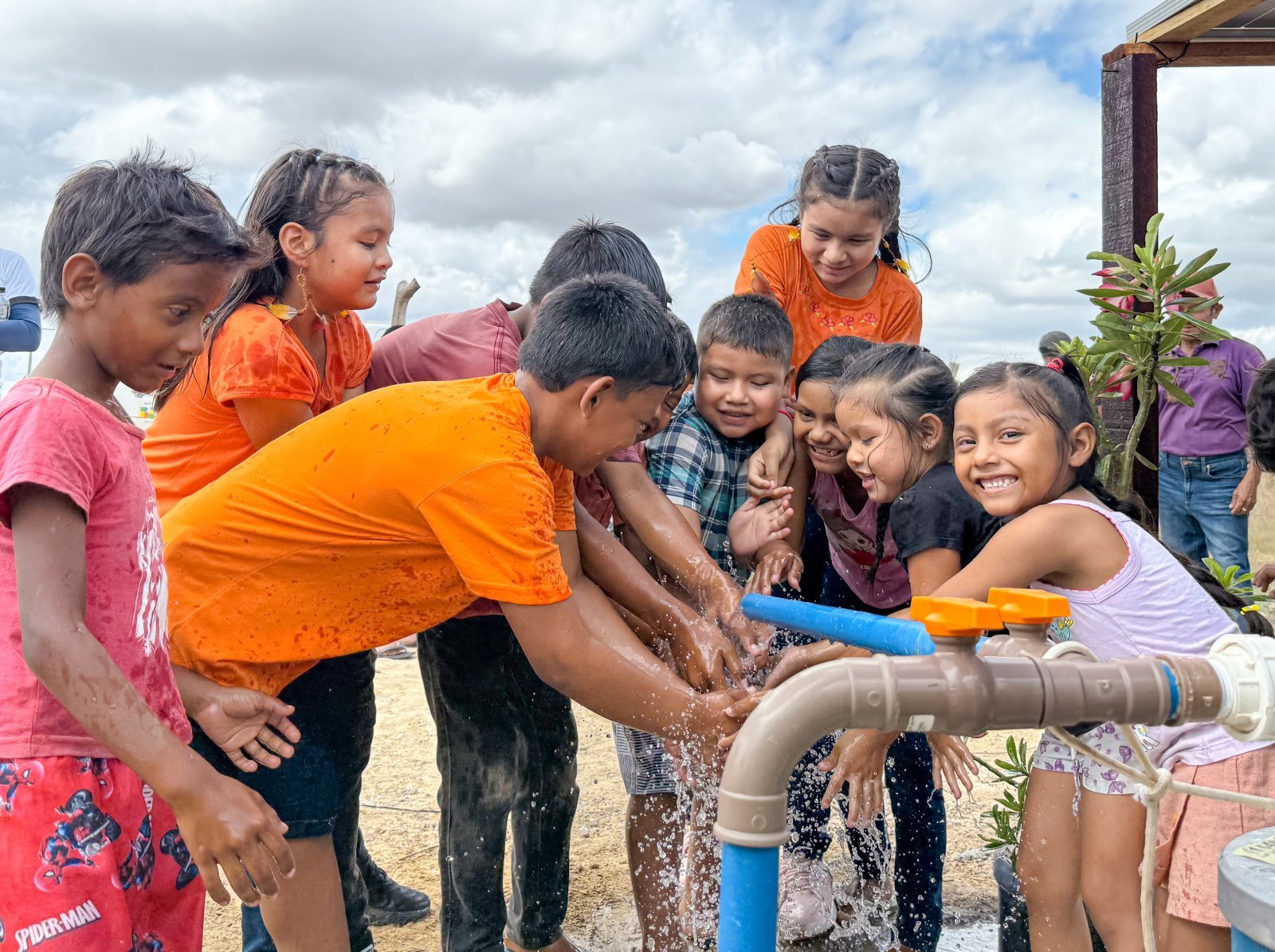 브라질 아마존 원주민 어린이들이 국제위러브유가 설치한 물펌프에서 나오는 깨끗한 물로 손을 씻으며 기뻐하고 있다.