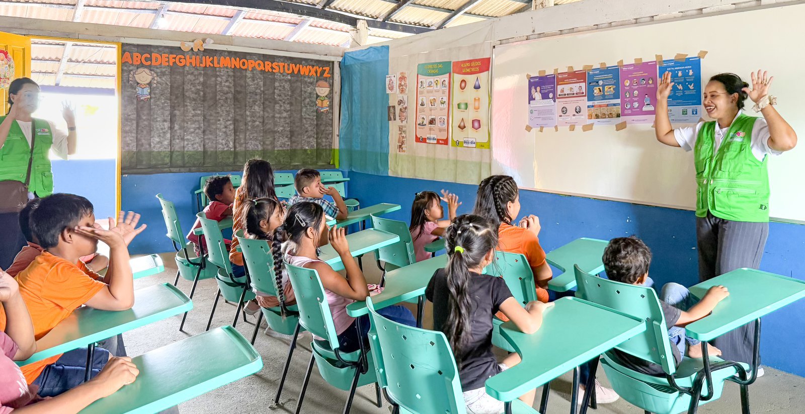 11일(현지시각) 국제위러브유 회원들이 브라질 호라이마주 아마존 원주민마을을 찾아 마을 어린이들에게 올바른 손 씻기 방법을 알려주는 위생교육을 실시하며 아이들의 건강한 미래를 응원했다.