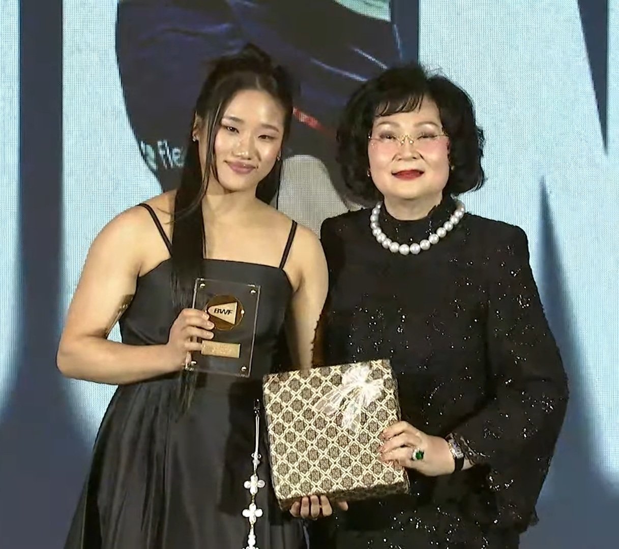 안세영(왼쪽)이 15일 중국 항저우의 올림픽스포츠센터 체육관에서 열린 BWF 올해의 선수상 시상식 겸 BWF 월드투어 파이널스 2025 갈라 디너쇼에서 올해의 선수상 여자부문을 수상하고 있다. 그는 여자선수로선 사상 첫 BWF 올해의 선수상 3연패에 성공했다. 사진출처│BWF 유튜브 화면 캡쳐