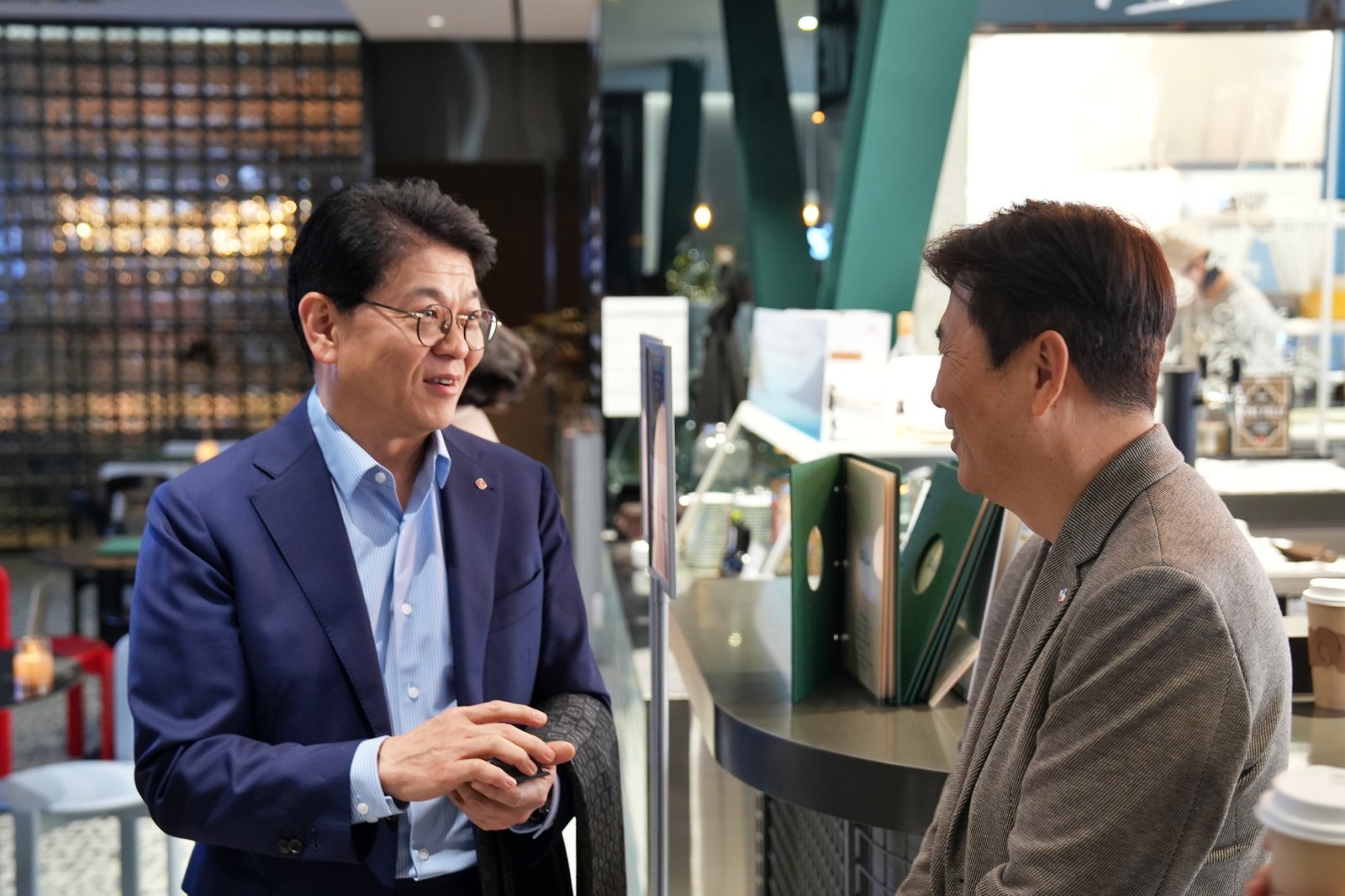 ‘파트너스데이’에 참석한 차우철 롯데마트·슈퍼 신임 대표(왼쪽). 사진제공｜롯데마트