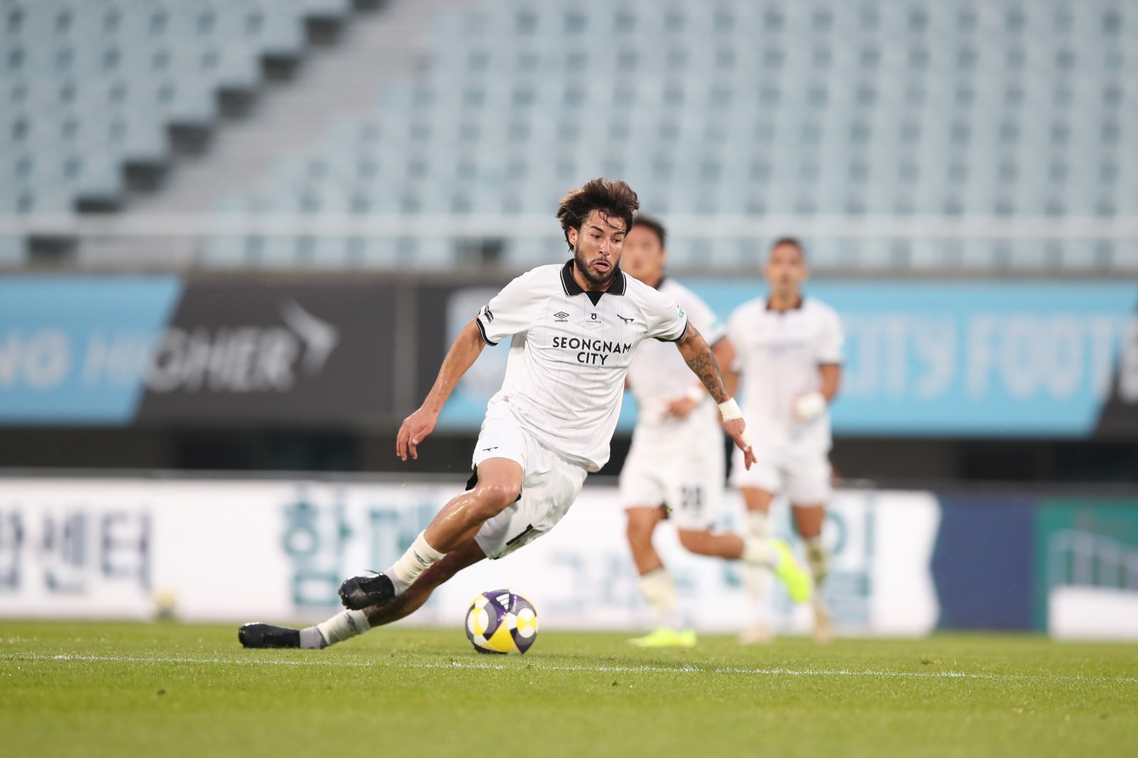 성남FC가 16일 미드필더 프레이타스(앞)의 완전 이적에 성공했다. 프레이타스를 비롯한 주축 자원을 지켜내 내년에 4년만의 승격에 도전하겠다는 의지다. 사진제공│한국프로축구연맹