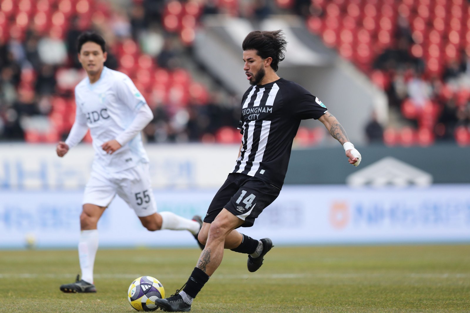 성남FC가 16일 미드필더 프레이타스(앞)의 완전 이적에 성공했다. 프레이타스를 비롯한 주축 자원을 지켜내 내년에 4년만의 승격에 도전하겠다는 의지다. 사진제공│한국프로축구연맹