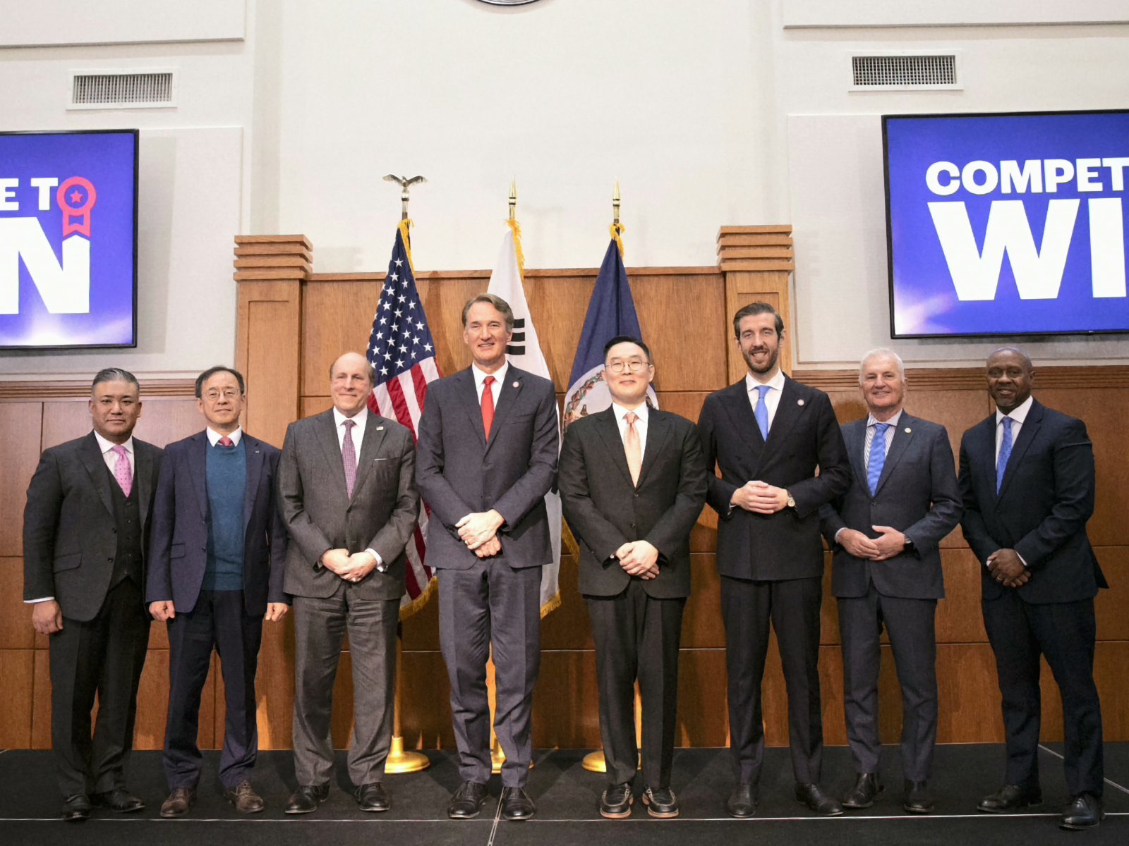 폴 대버 미국 상무부 차관, 글렌 영킨 버지니아 주지사, 구본규 LS전선 대표(왼쪽에서 3번째부터) 등 참석자들이 기념촬영을 하고 있다. 사진제공 ｜LS전