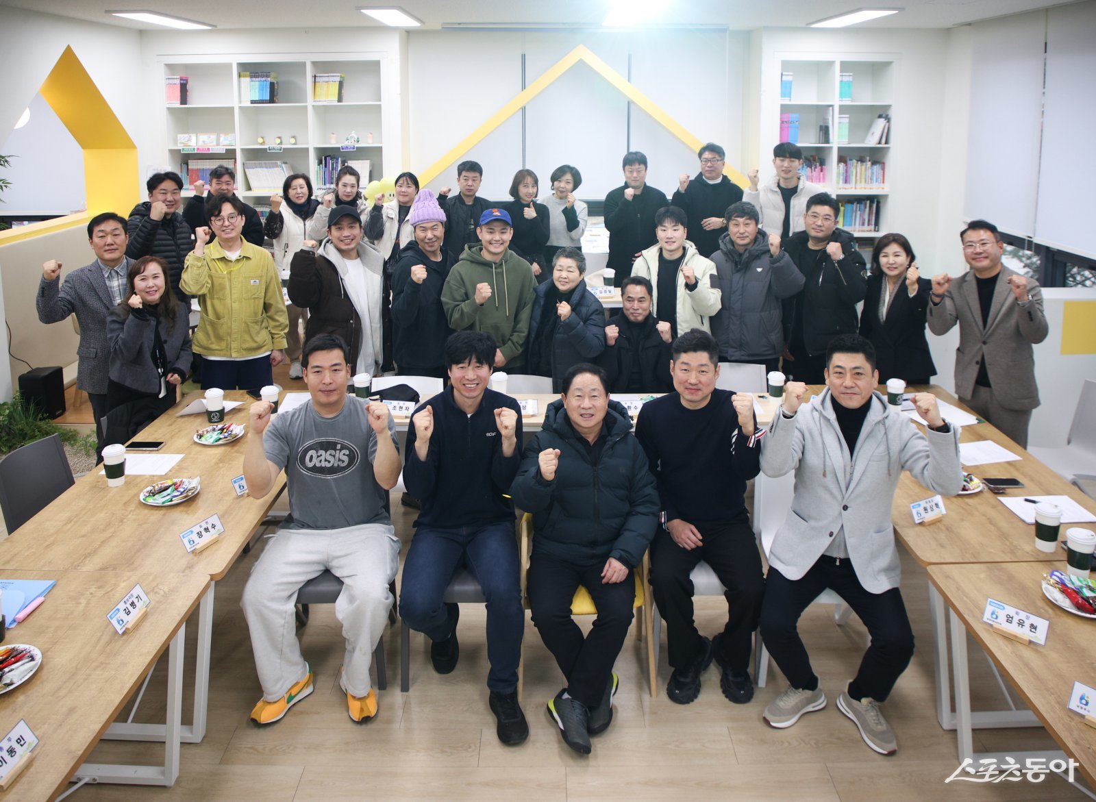 주광덕 시장(앞줄 가운데)은 15일 별내동 작은도서관에서 로데오거리 상인회와 지역 문제 소통하고 기념촬영하고 있다. 사진제공ㅣ남양주시 