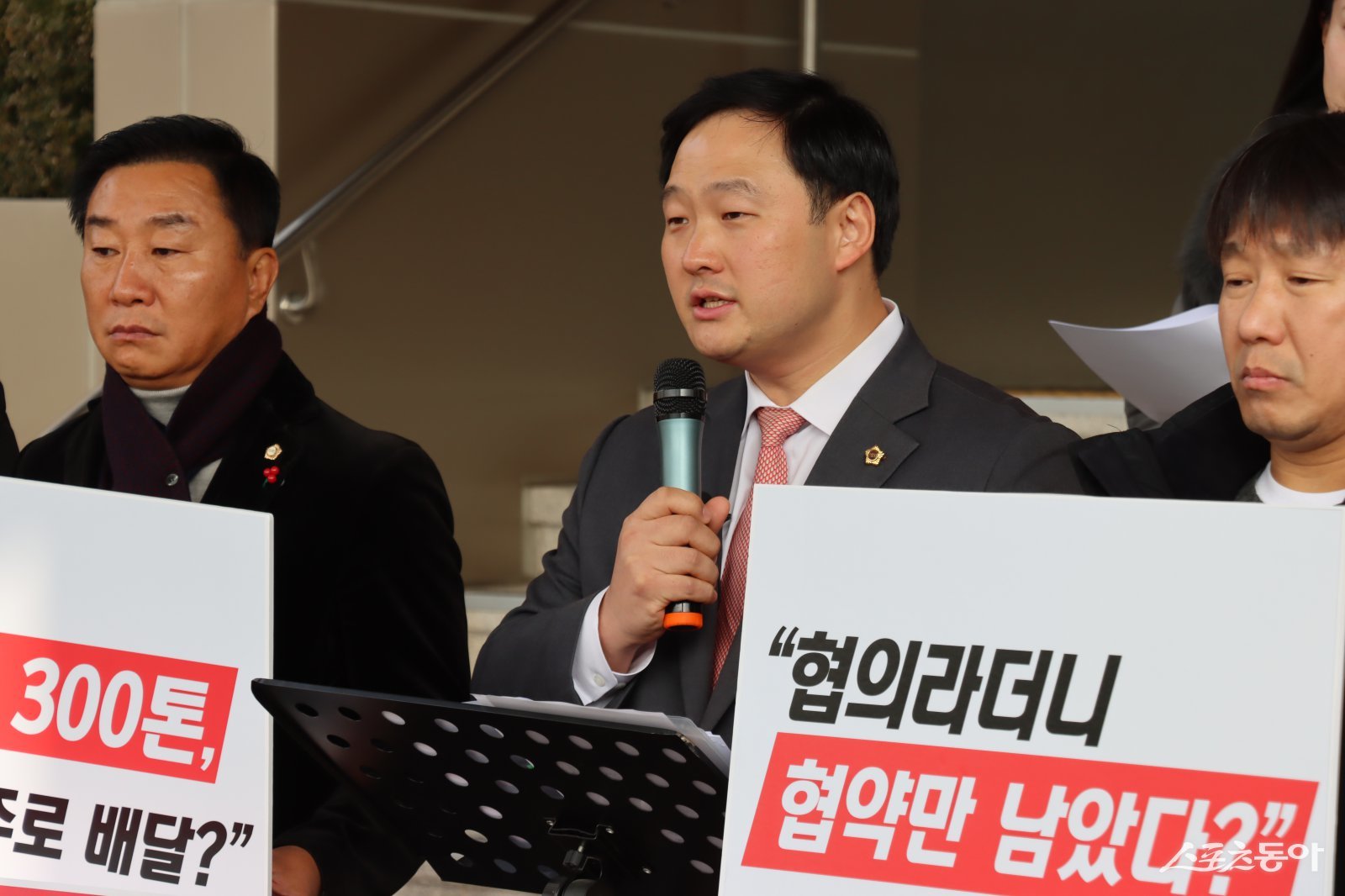 경기도의회 고준호 의원(파주1·국민의힘)은 지난 15일 오후 2시 파주시청 본관 앞에서 기자회견을 열고, 파주시가 추진 중인 소각시설 사업과 관련해 고양시 생활폐기물 하루 300톤 반입 가능성이 포함된 ‘700톤 규모 광역 소각장’ 추진 정황에 대해 파주시에 명확한 공식 입장을 요구했다. 사진제공｜고준호 의원