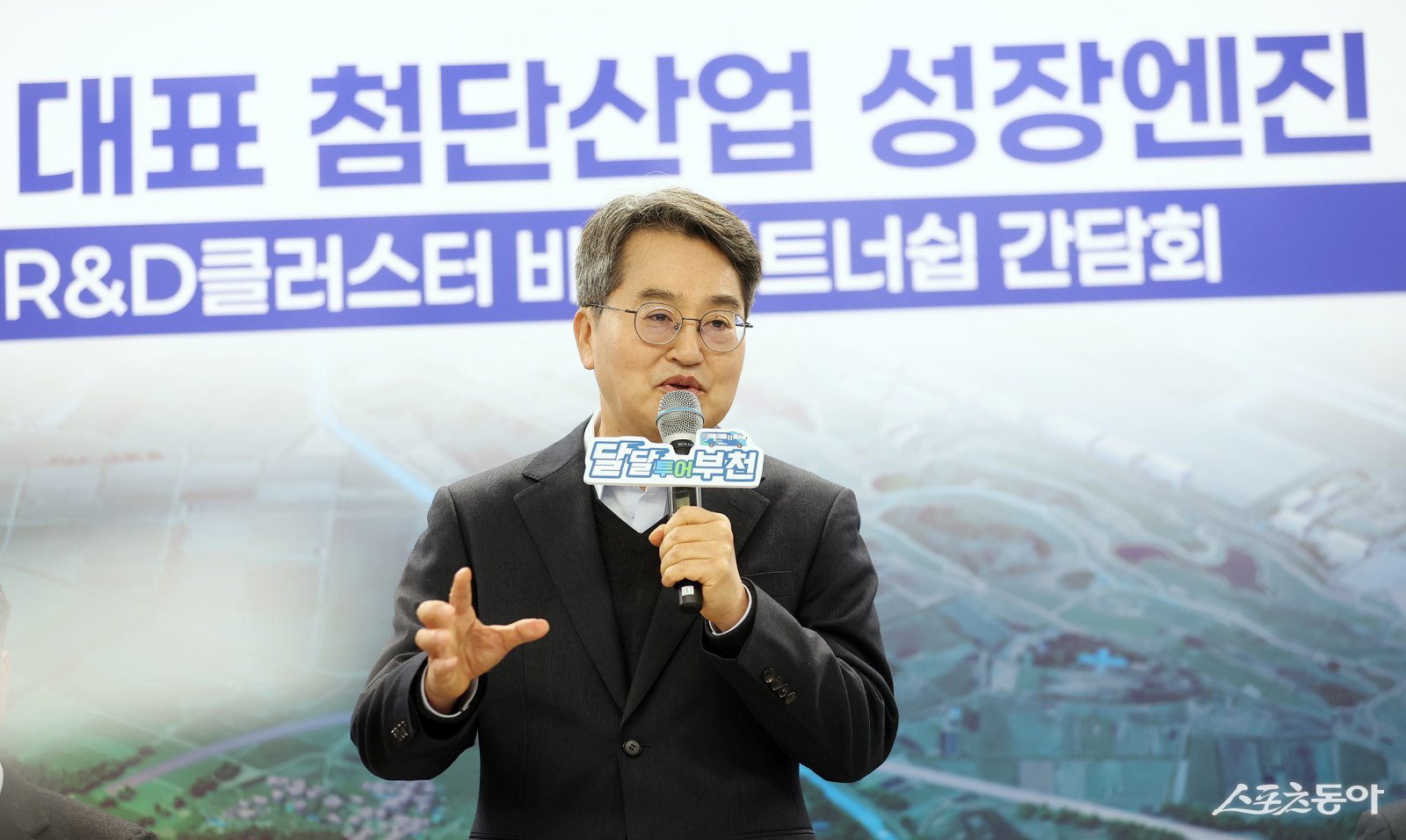 김동연 경기도지사가 23번째 민생경제 현장투어로 글로벌 기업 투자유치에 성공한 부천시를 방문해, 부천대장 R&D클러스터를 발판으로 부천과 경기도 서부권 발전을 이끌겠다는 구상을 밝혔다. 사진제공｜경기도