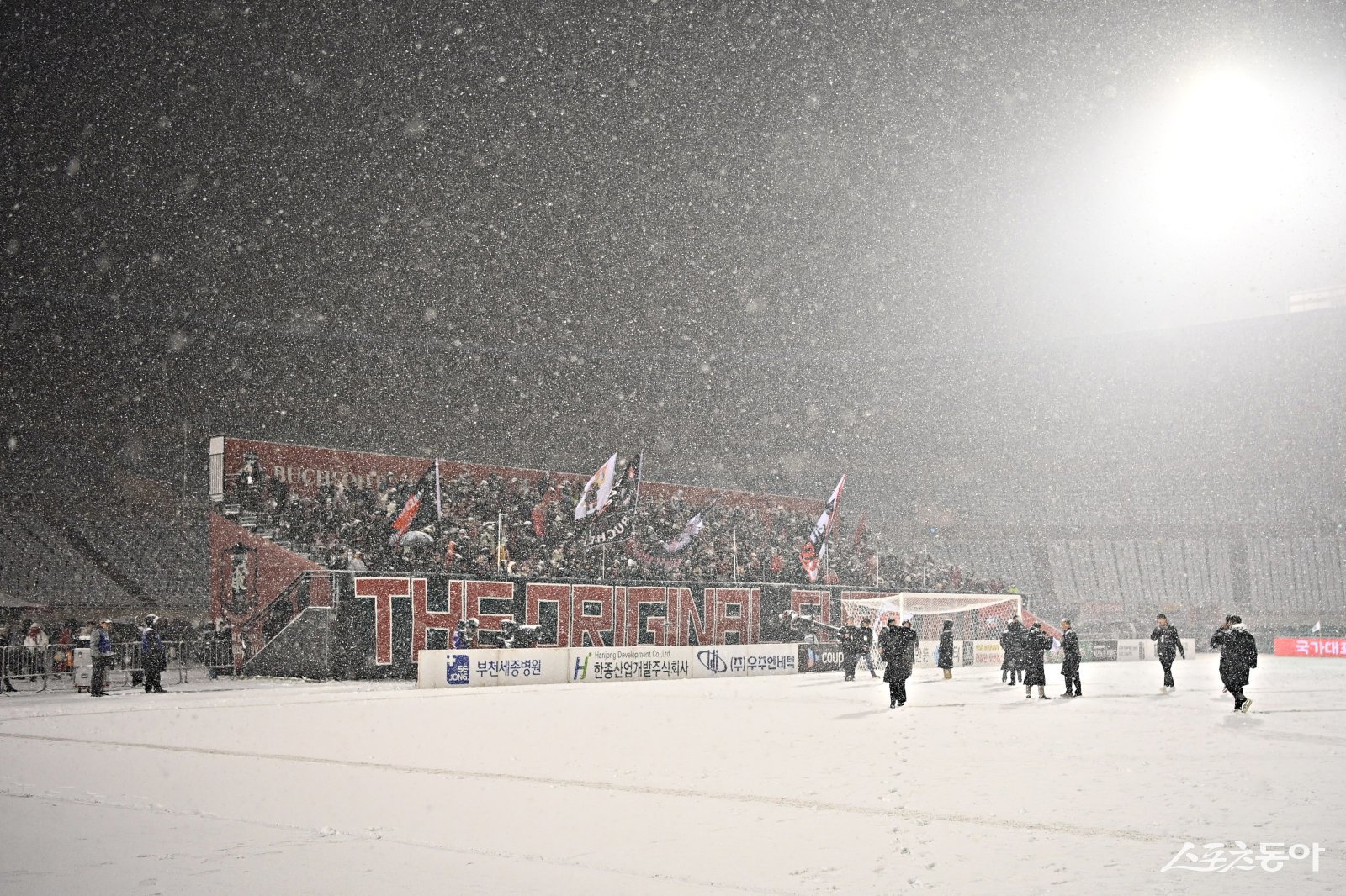 이달 4일, 부천FC1995의 승강 PO 1차전이 폭설로 연기된 후에도 헤르메스가 자리를 지키며 응원하고 있다. 사진제공｜부천시