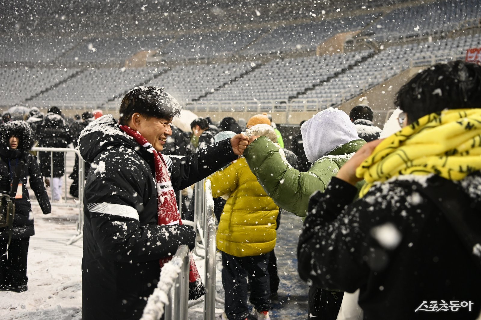 부천FC1995의 승강 PO 1차전이 폭설로 연기된 후 돌아가는 시민들과 조용익 부천시장이 주먹인사를 나누고 있다. 사진제공｜부천시