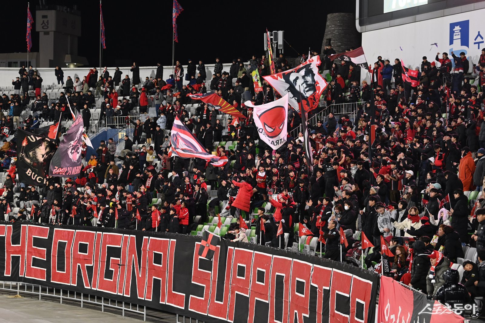 이달 8일 열린 부천FC1995 승강 PO 2차전에서 헤르메스가 열띤 응원을 펼치고 있다. 사진제공｜부천시