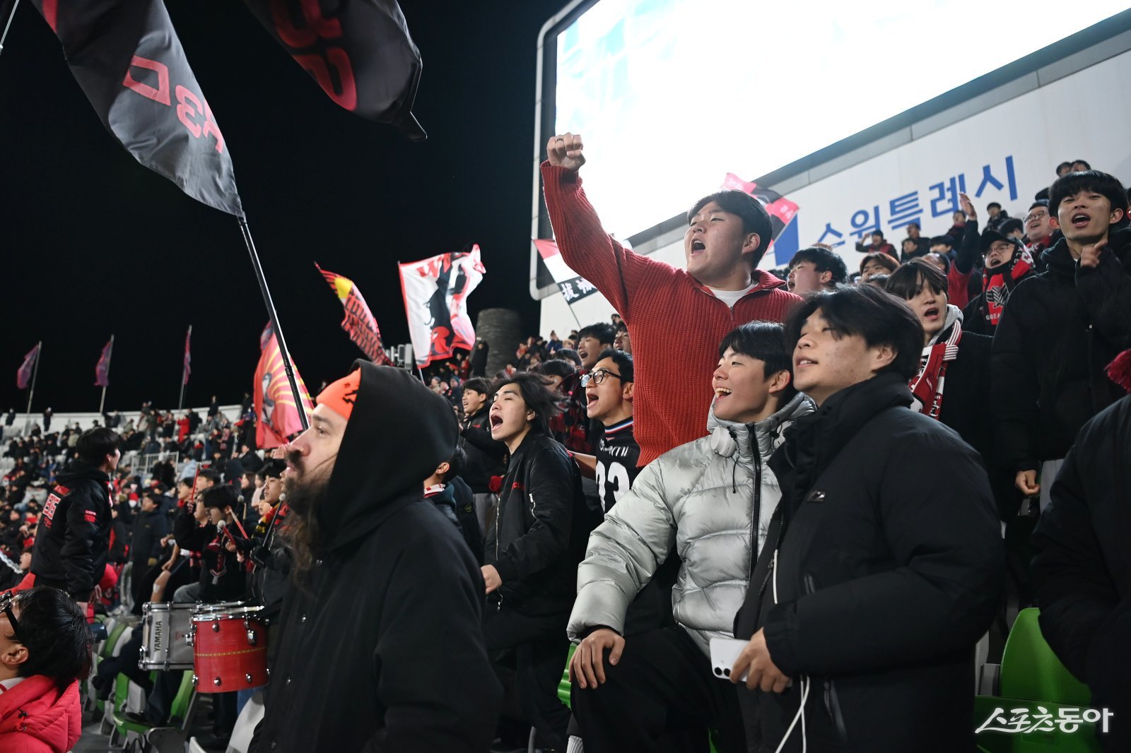 이달 8일 열린 부천FC1995 승강 PO 2차전에서 헤르메스가 열띤 응원을 펼치고 있다. 사진제공｜부천시