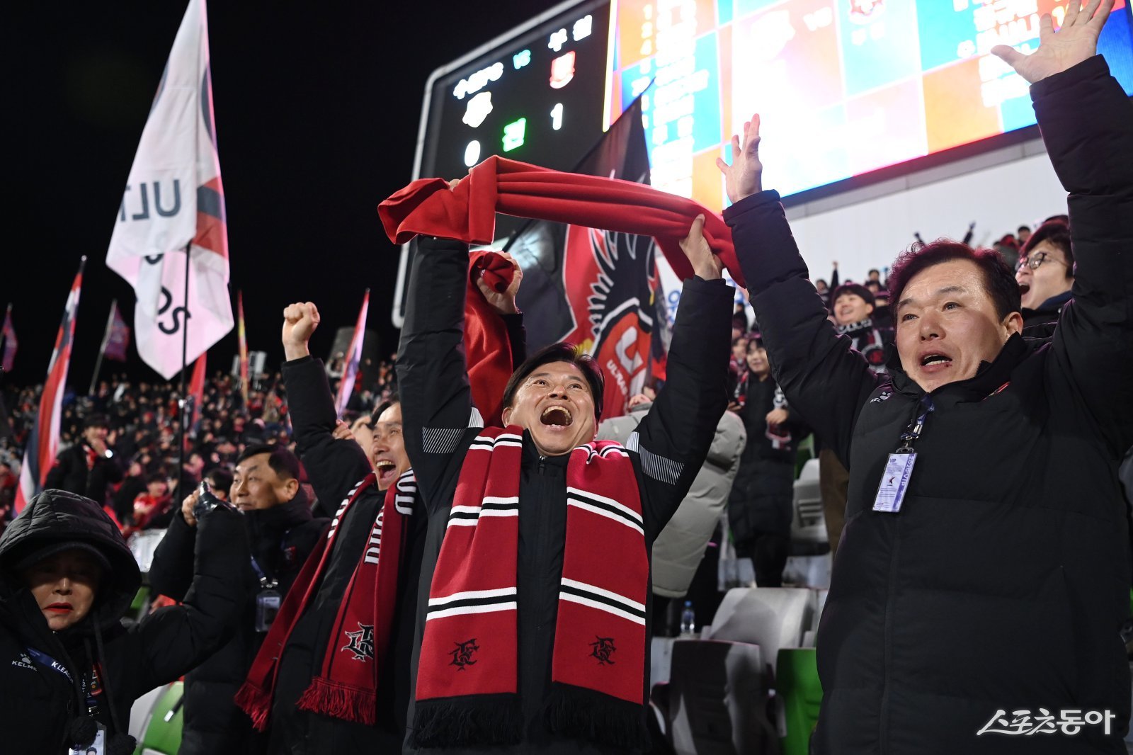 이달 8일 부천FC1995 승강 PO 2차전 경기에서 골을 넣자, 조용익 부천시장이 기뻐하고 있다. 사진제공｜부천시