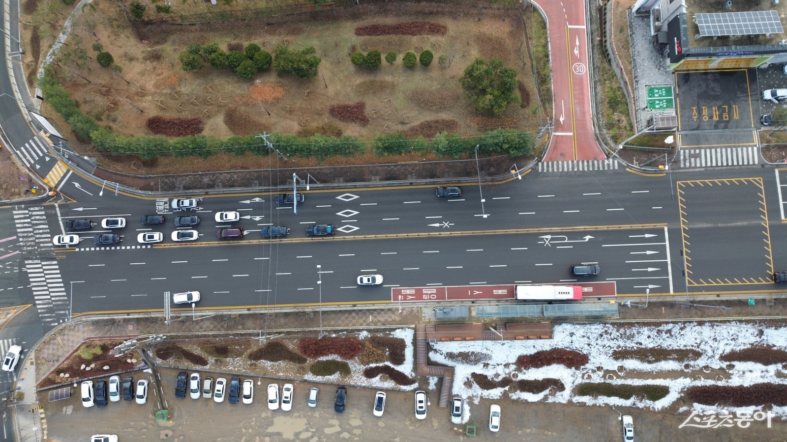 용인특례시(시장 이상일)는 수지구 성복동 546-1번지 일원 서수지IC 임시공영주차장과 인근 유휴지에 미세먼지 차단숲을 조성했다. 사진제공｜용인시