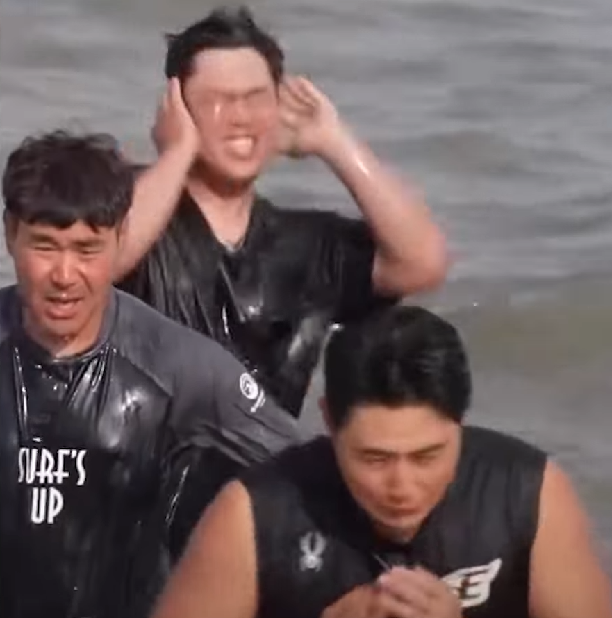 한화 류현진(위)이 이재원(왼쪽)과 채은성 등 고참들과 함께 지난해 12월 태안 앞바다에 뛰어 들어 팬들과의 약속을 지킨 모습. 한화 선수들은 올해도 겨울 입수 공약을 내걸었다. 올해는 한국시리즈 진출로 신구장 인피니티 풀에 뛰어들 예정이다. 사진출처｜류현진 SNS 캡처