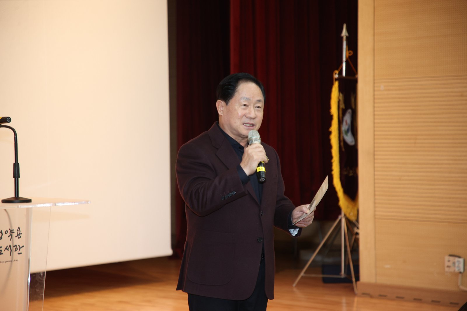 주광덕 시장이 15일 정약용도서관 공연장에서 ‘제4회 남양주시 장기요양인의 날’ 행사에서 축하 인사말을 하고 있다.  사진제공ㅣ남양주시 