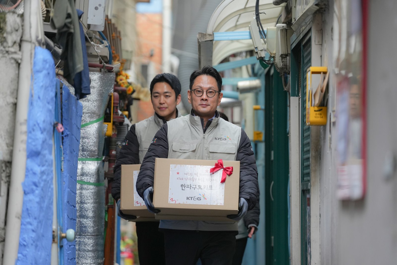 방경만 KT&G 사장이 한파구호키트를 전달하고 있다                사진제공 ｜ KT&G