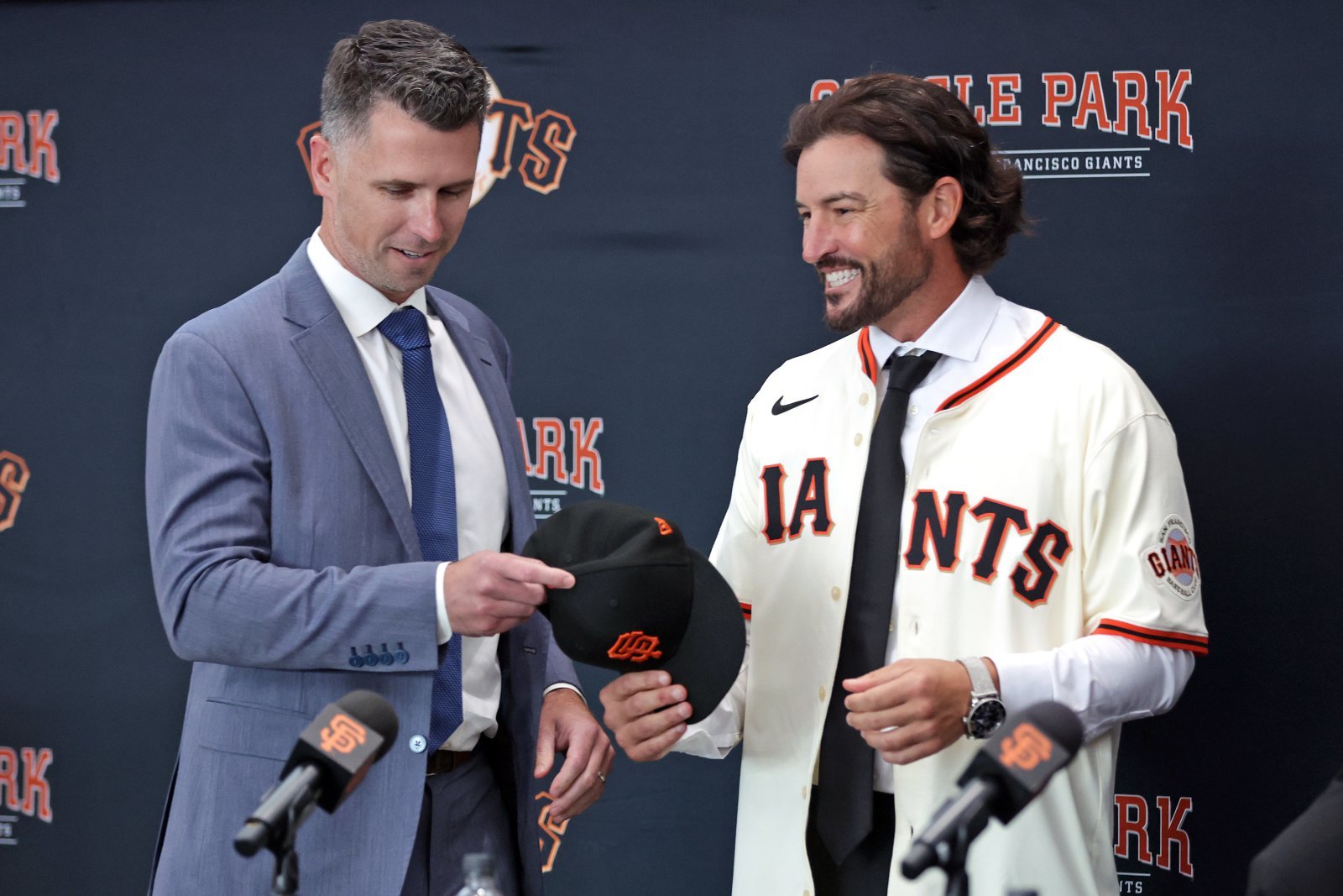 토니 바이텔로 샌프란시스코 신임 감독(오른쪽)은 비시즌 세계 곳곳서 핵심 선수들을 만나고 있다. 그는 내년 1월 한국을 찾아 이정후를 만날 계획이다. AP뉴시스