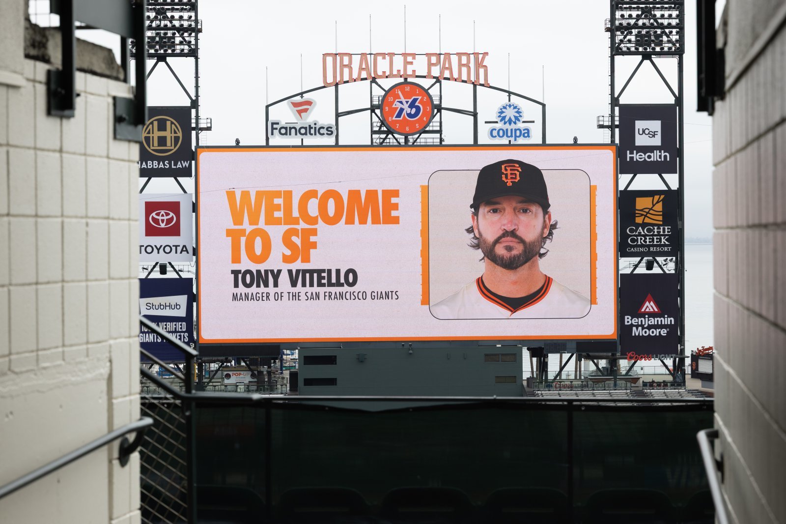 토니 바이텔로 샌프란시스코 신임 감독은 비시즌 세계 곳곳서 핵심 선수들을 만나고 있다. 그는 내년 1월 한국을 찾아 이정후를 만날 계획이다. AP뉴시스