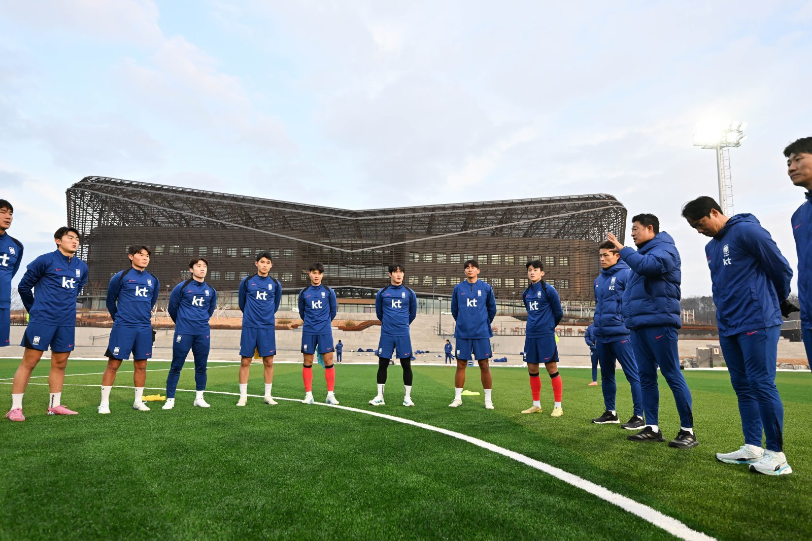 U-22 대표팀 선수들이 15일 대한민국축구종합센터에서 훈련을 앞두고 둥글게 모여 코칭스태프의 지시를 듣고 있다. 사진제공|대한축구협회