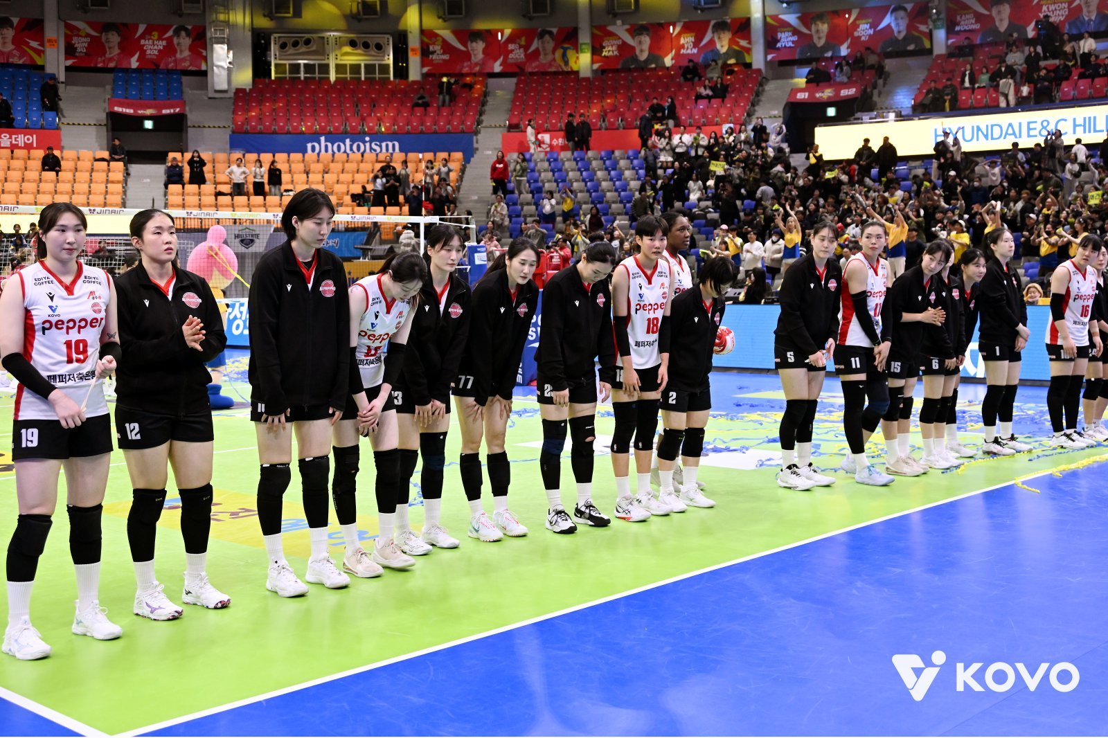 페퍼저축은행 선수들이 9일 현대건설과 원정경기서 세트스코어 1-3으로 패한 뒤 관중에게 인사하고 있다. 사진제공｜KOVO