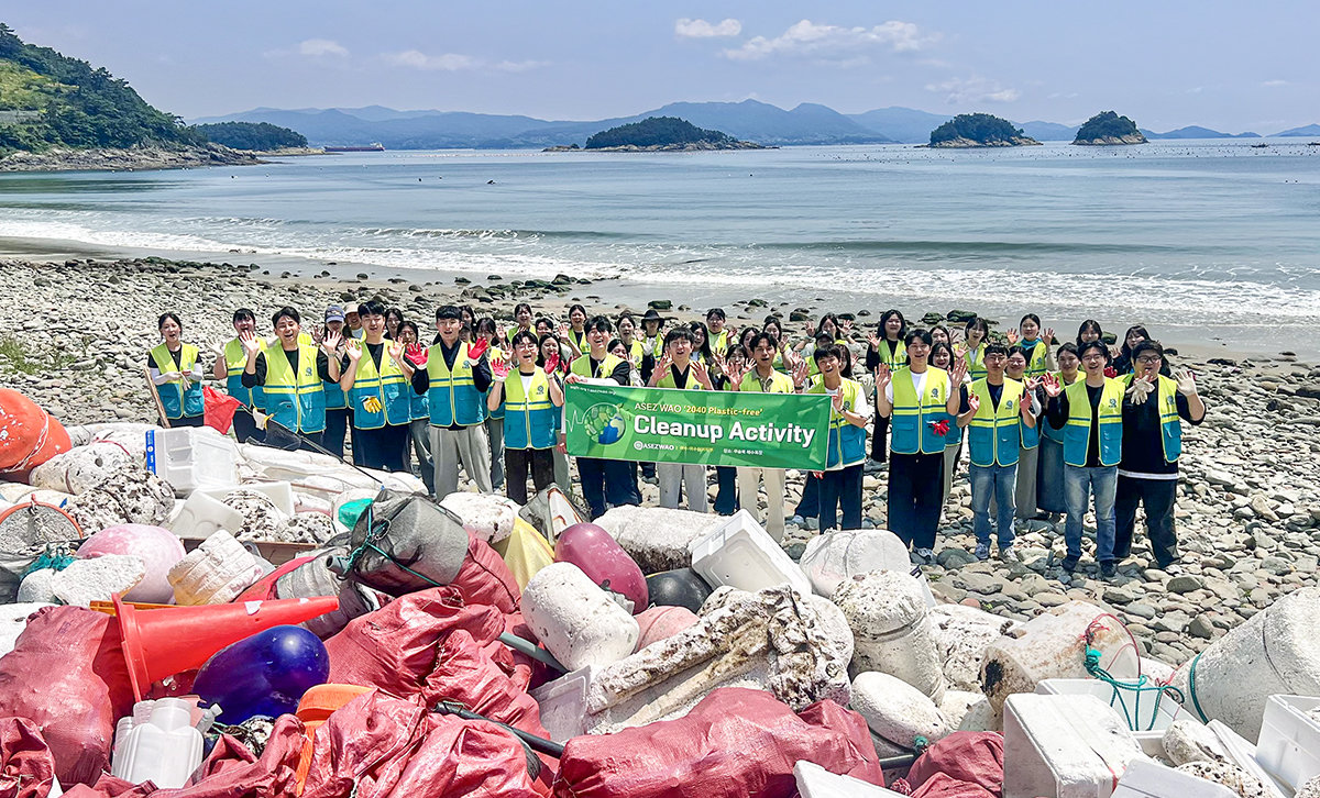 하나님의 교회 직장인청년봉사단 ASEZ WAO(아세즈와오)가 여수시 무슬목해변에서 ‘2040 플라스틱 프리’ 캠페인 일환 정화활동을 펼쳐 기후변화에 대응했다.