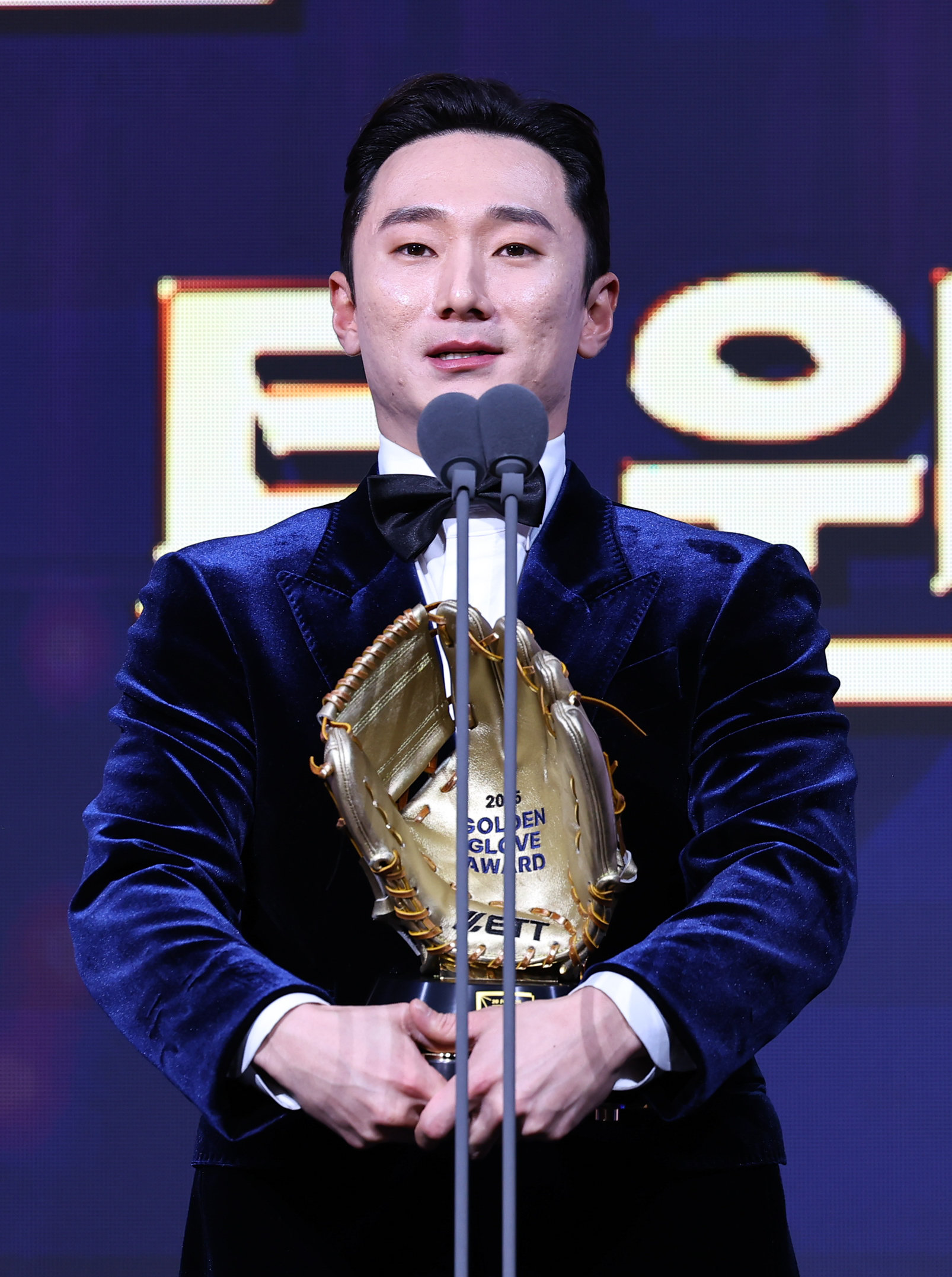 LG 신민재가 9일 서울 롯데호텔월드 크리스탈볼룸에서 열린 ‘2025 신한 SOL 뱅크 KBO 골든글러브 시상식’에서 2루수 부문 골든글러브를 수상한 뒤 소감을 밝히고 있다. 뉴시스