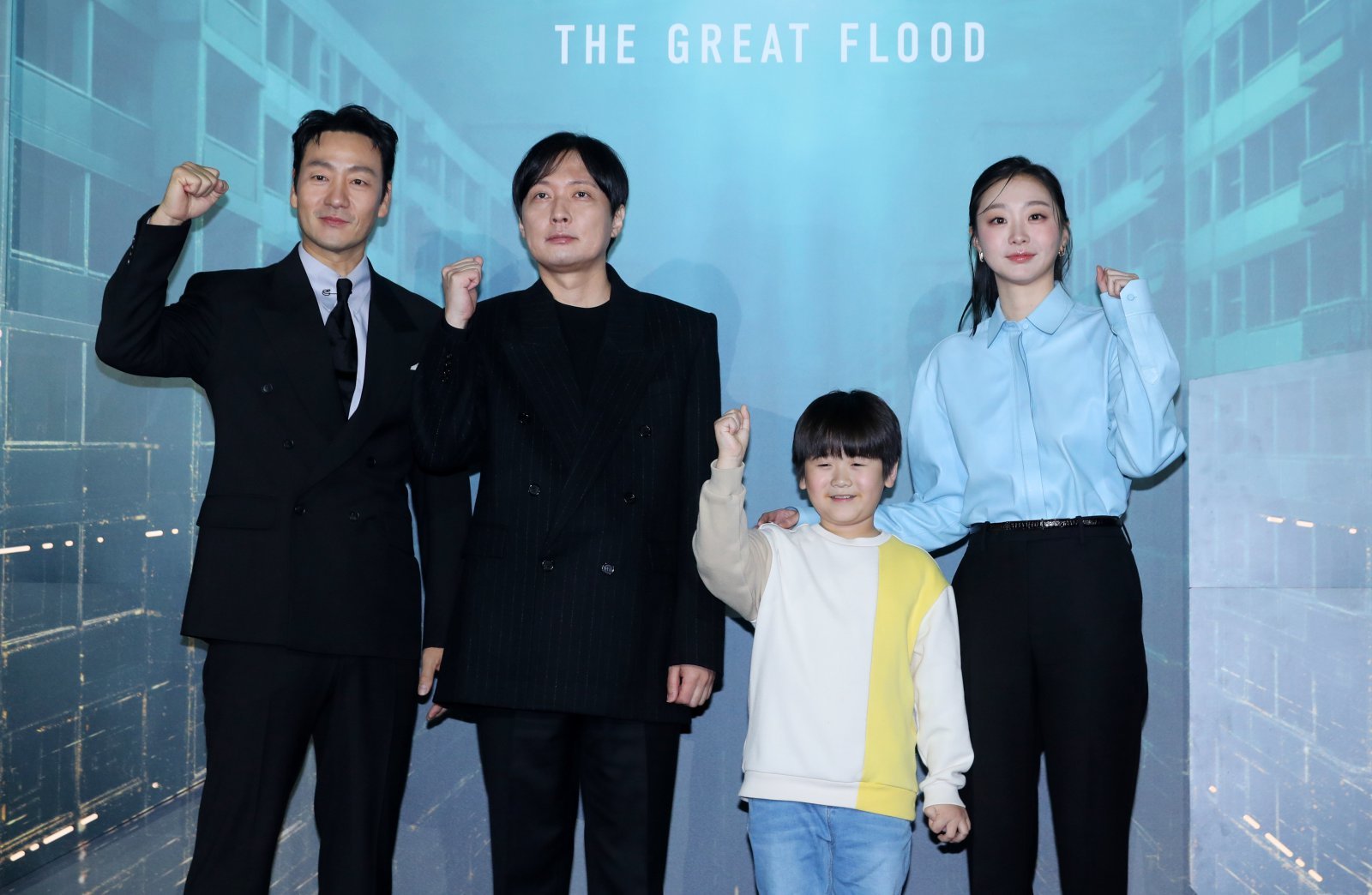 [서울=뉴시스] 김혜진 기자 = 배우 박해수(왼쪽부터), 김병우 감독, 권은성, 김다미가 16일 오전 서울 용산구 CGV용산아이파크몰에서 열린 넷플릭스 영화 ‘대홍수’(감독 김병우) 제작보고회에서 포즈를 취하고 있다. 2025.12.16. jini@newsis.com