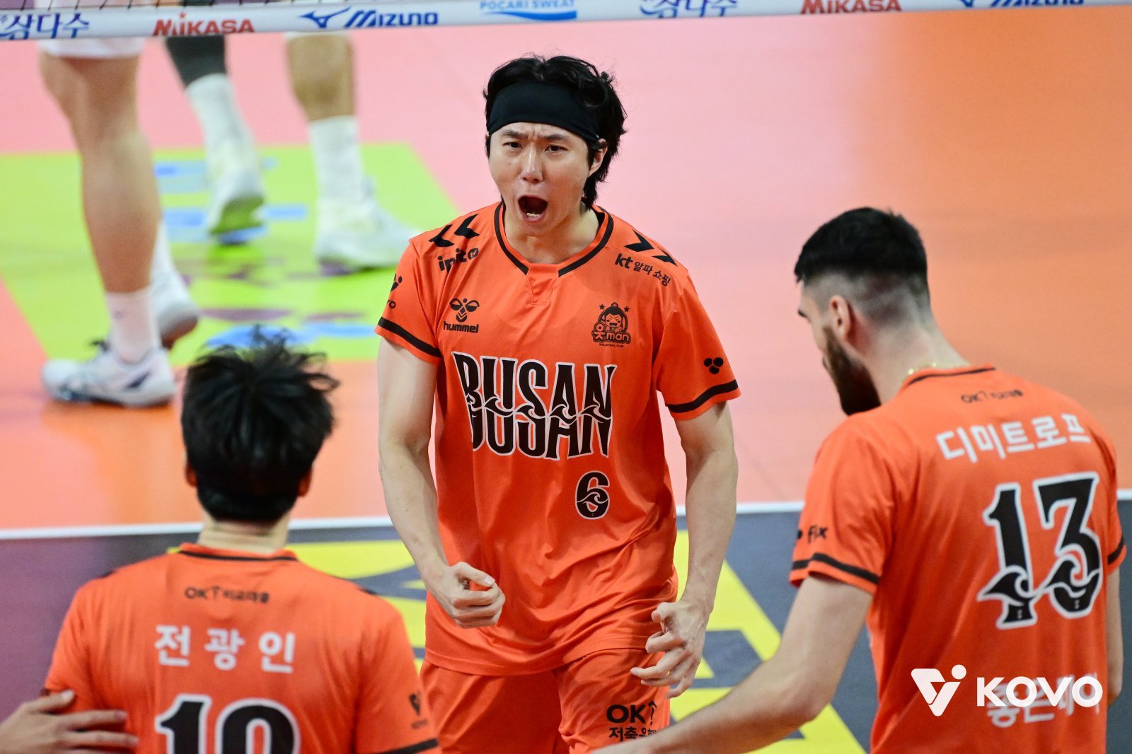 OK저축은행 세터 이민규(가운데)는 이번 시즌 주전 자리를 되찾은 뒤 배구의 재미를 다시 느끼고 있다. 속공과 20점 이후 주포 활용 능력을 앞세워 팀의 순위 경쟁에 힘을 보태고 있다. 사진제공│KOVO