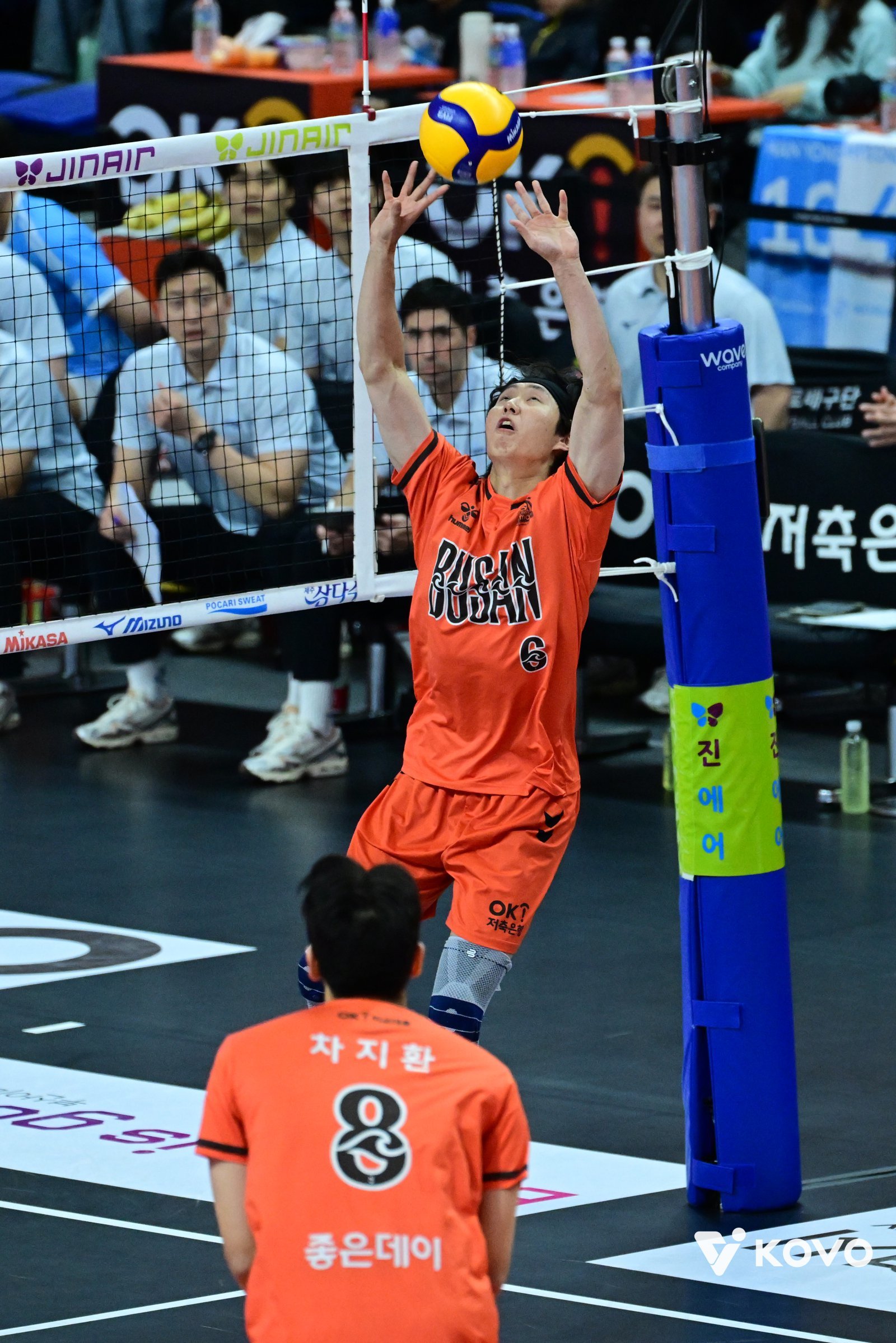 OK저축은행 세터 이민규(뒤)는 이번 시즌 주전 자리를 되찾은 뒤 배구의 재미를 다시 느끼고 있다. 속공과 20점 이후 주포 활용 능력을 앞세워 팀의 순위 경쟁에 힘을 보태고 있다. 사진제공│KOVO