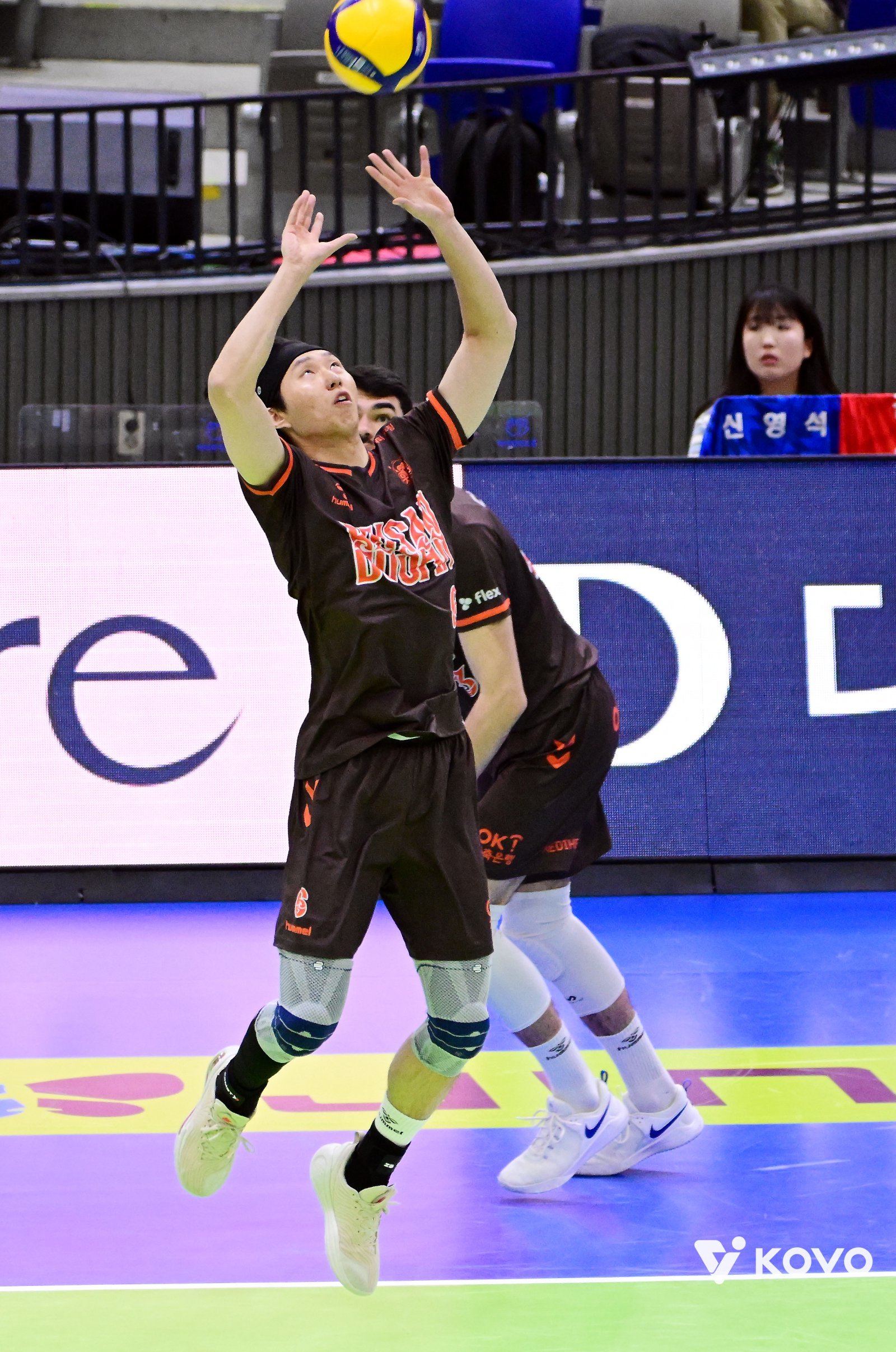 OK저축은행 세터 이민규(앞)는 이번 시즌 주전 자리를 되찾은 뒤 배구의 재미를 다시 느끼고 있다. 속공과 20점 이후 주포 활용 능력을 앞세워 팀의 순위 경쟁에 힘을 보태고 있다. 사진제공│KOVO