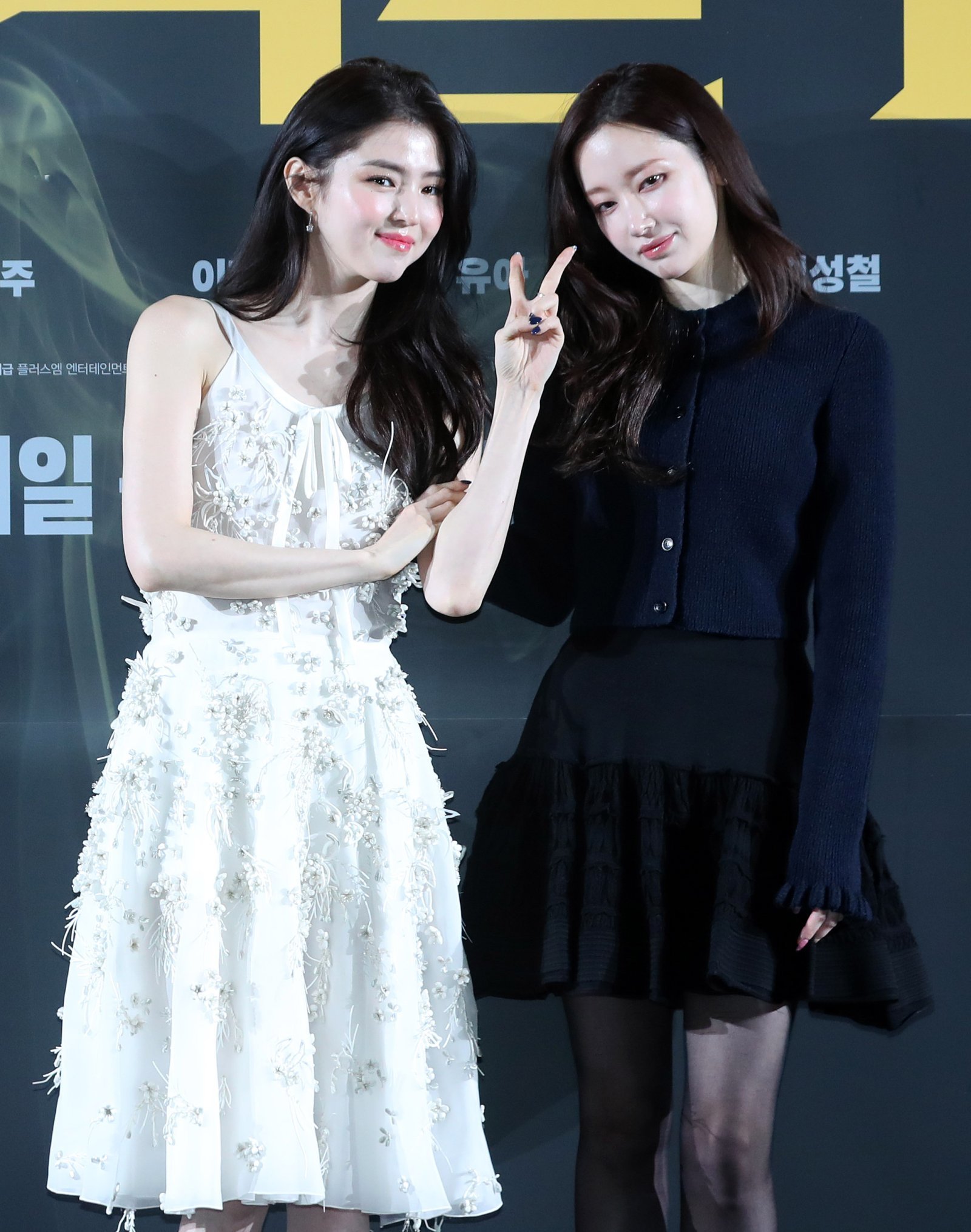 [서울=뉴시스] 김혜진 기자 = 배우 한소희(왼쪽), 전종서가 16일 오후 서울 강남구 메가박스 코엑스에서 열린 영화 ‘프로젝트 Y’(감독 이환) 제작보고회에서 포즈를 취하고 있다. 2025.12.16. jini@newsis.com