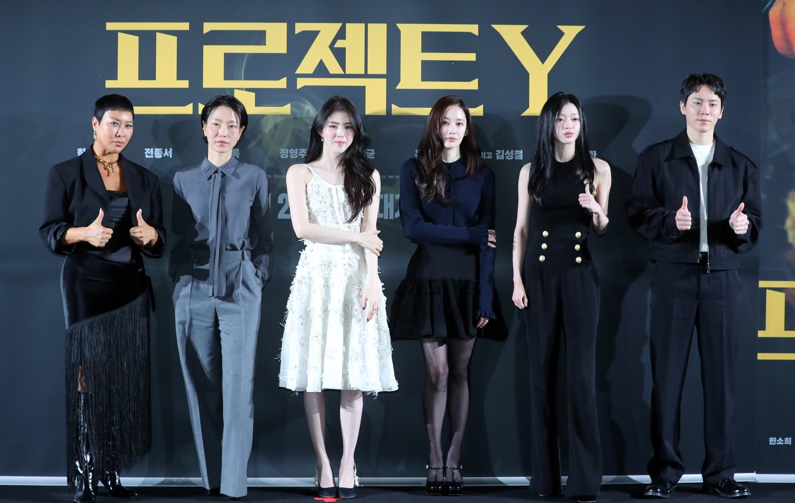 [서울=뉴시스] 김혜진 기자 = 배우 정영주(왼쪽부터), 김신록, 한소희, 전종서, 유아, 이재균이 16일 오후 서울 강남구 메가박스 코엑스에서 열린 영화 ‘프로젝트 Y’(감독 이환) 제작보고회에서 포즈를 취하고 있다. 2025.12.16. jini@newsis.com