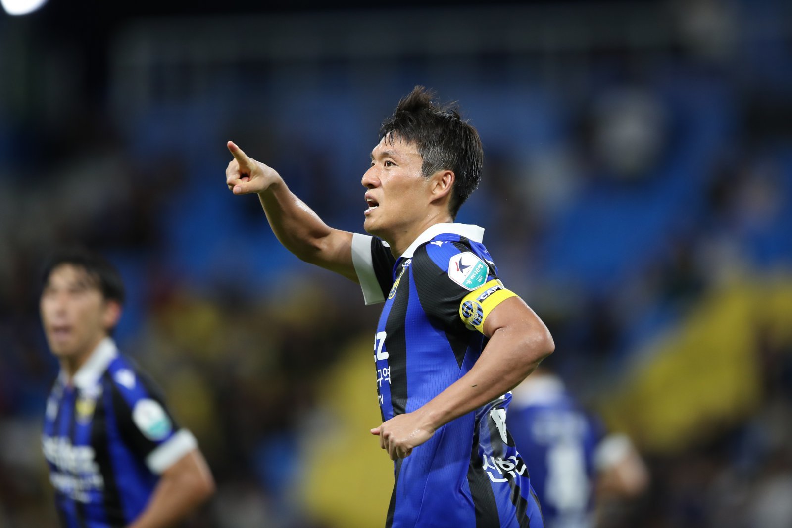 인천은 15일 “2022년 입단해 4시즌 동안 팀의 중심을 잡아온 이명주와 연장 계약에 합의했다”고 밝혔다. 사진제공｜한국프로축구연맹