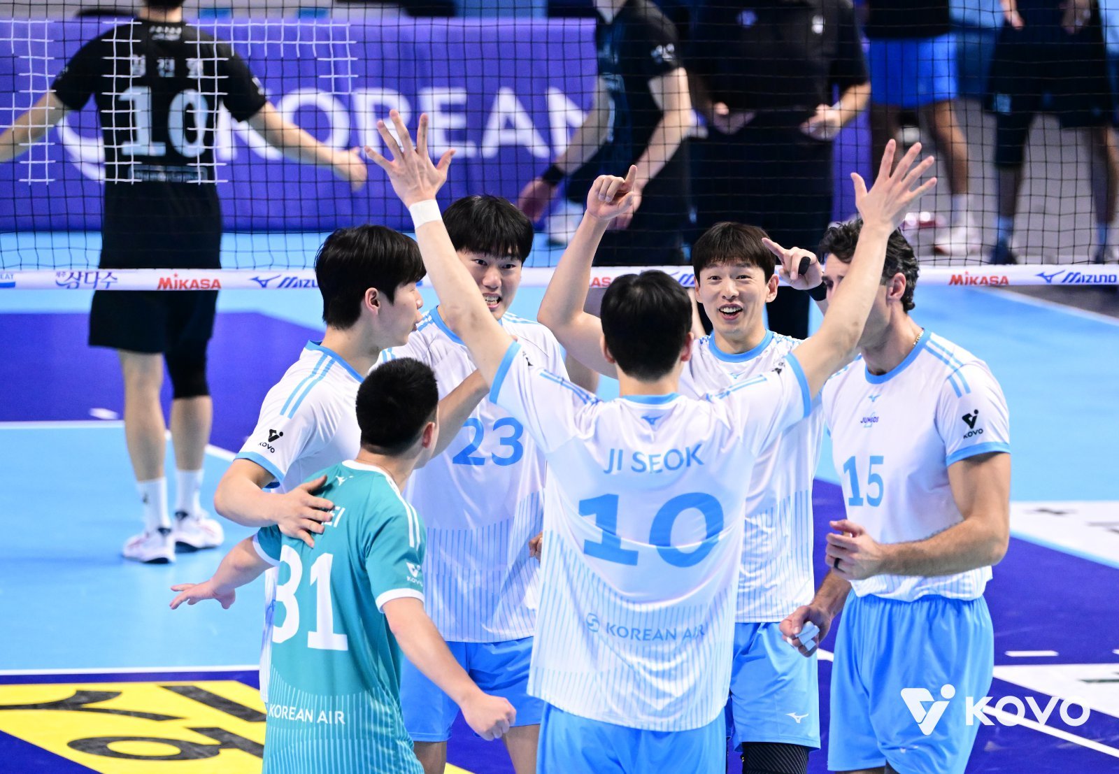 대한항공 선수들이 16일 인천계양체육관에서 열린 현대캐피탈과 홈경기 도중 득점한 뒤 한데 모여 기뻐하고 있다. 사진제공|KOVO