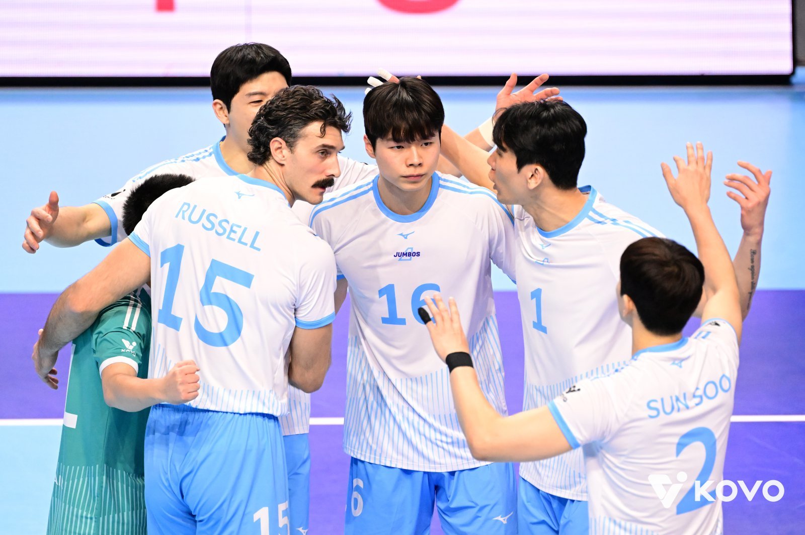 대한항공 선수들이 16일 인천계양체육관에서 열린 현대캐피탈과 홈경기 도중 득점한 뒤 한데 모여 기뻐하고 있다. 사진제공|KOVO