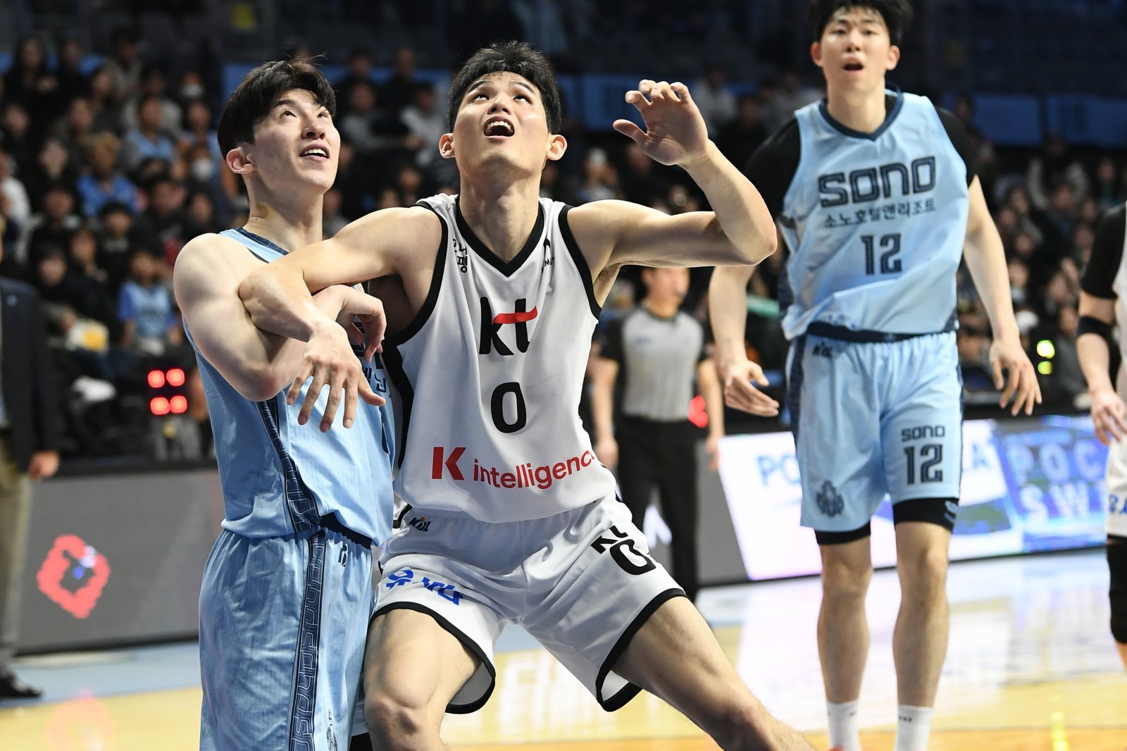 KT 하윤기(오른쪽)가 16일 고양소노아레나서 열린 소노전에서 이정현과 리바운드를 다투고 있다. 사진제공|KBL