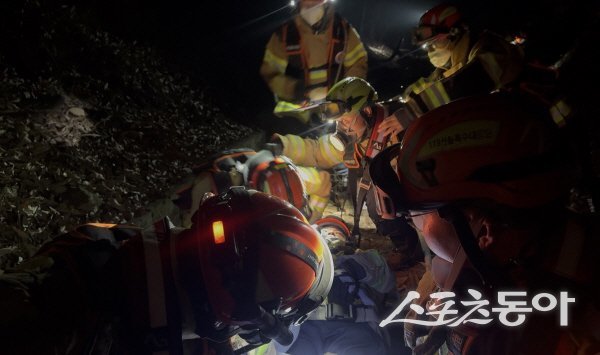 경상북도 119산불특수대응단이 야간 산불 진화 훈련을 실시하고 있다. 사진제공 ㅣ 119산불특수대응단