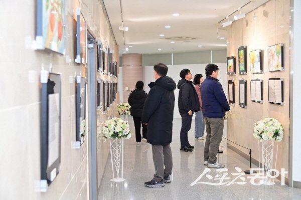 청송문화예술회관에서 객주문학관 글짓기 및 그림그리기 대회 수상 작품 전시회를 하고 있다. 사진제공 ㅣ 청송군