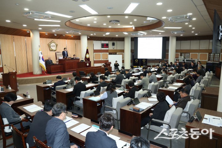 김운남 의장이 16일 제300회 임시회를 개회식을 하고 있다. 사진제공ㅣ고양시의회