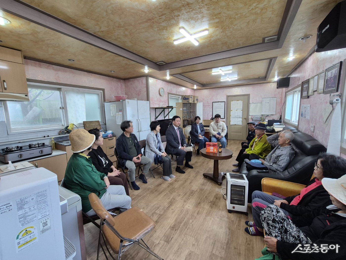 경기도의회 고준호 의원(국민의힘·파주1)은 지난 16일 파주시 광탄면과 조리읍에 위치한 미등록 경로당 2곳이 경기도사회서비스원이 추진한 ‘경로당 스마트 환경 조성 사업(3차)’과 유니버설 디자인 환경조성 지원 대상으로 최종 선정된 것과 관련해 환영의 뜻을 밝혔다. 사진제공｜고준호 의원