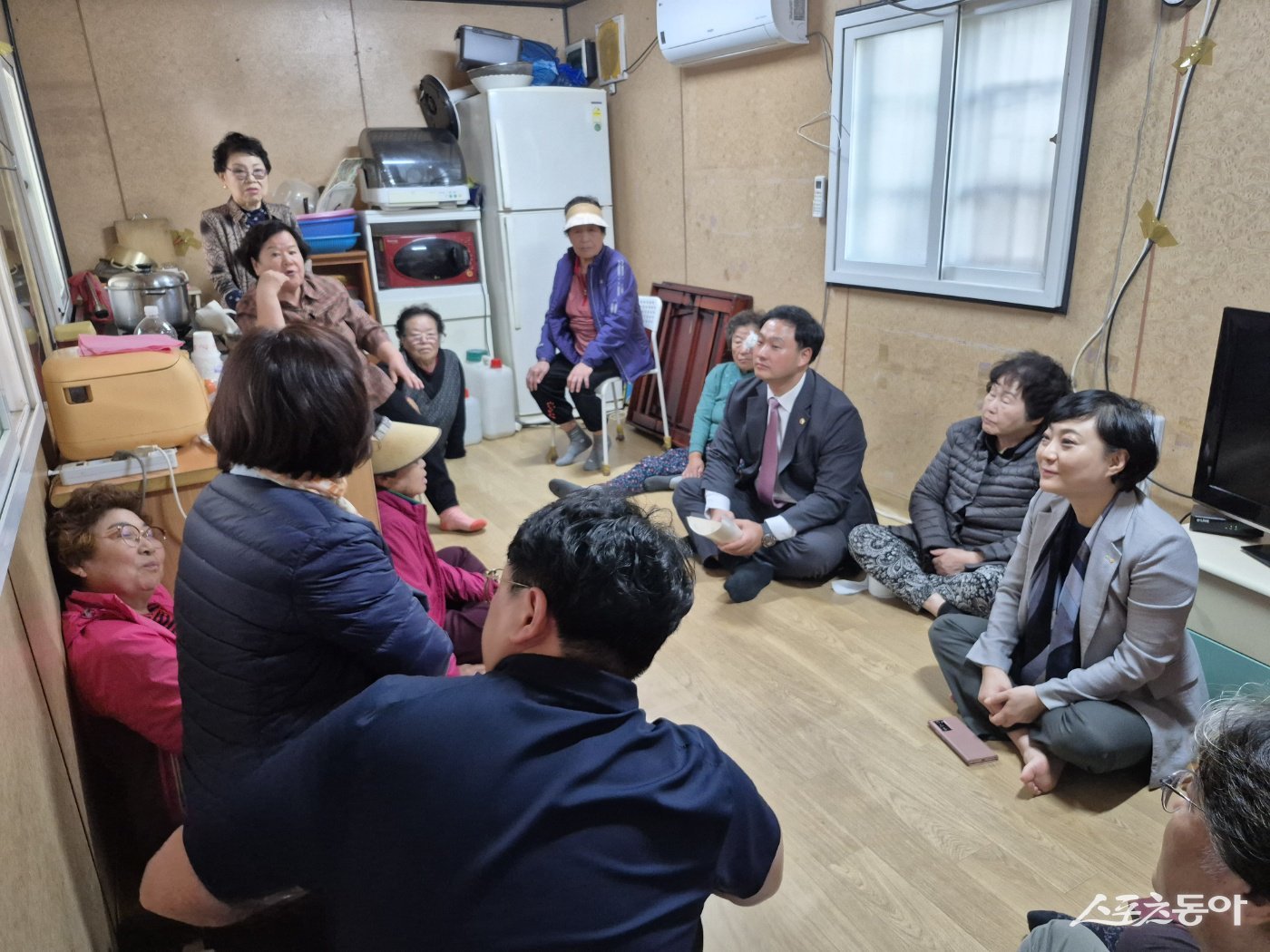 경기도의회 고준호 의원(국민의힘·파주1)은 지난 16일 파주시 광탄면과 조리읍에 위치한 미등록 경로당 2곳이 경기도사회서비스원이 추진한 ‘경로당 스마트 환경 조성 사업(3차)’과 유니버설 디자인 환경조성 지원 대상으로 최종 선정된 것과 관련해 환영의 뜻을 밝혔다. 사진제공｜고준호 의원